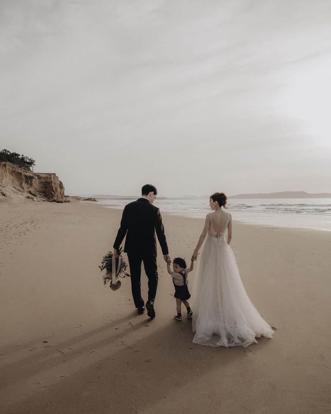 のインスタグラム：「⠀ ⠀ チラ見する𝚂𝚎𝚘が可愛い👦🏻 ⠀ weddingphotoを 延期しまくったけど そのおかげでてちてち𝚂𝚎𝚘と とれたからまぁいっかぁ〜🚶 ⠀ ⠀ #weddingphoto#ウエディングフォト」