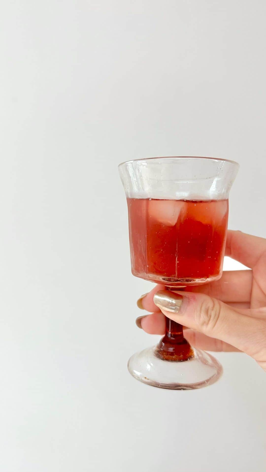 三苫愛のインスタグラム：「スーパーで紫蘇を茎ごと売ってたので紫蘇ジュース作りました。レシピはスーパーに貼ってあった紙をそのまま応用。 ただし、砂糖はかなり減らしたので元々の分量は記載してません。そして何グラム入れたかもわかりません🧐 味が濃い場合は水で薄めて飲んでも良さそうですが、うちのキッズ達はそのまま氷を入れて飲んでました🍹  ◯材料 しそ：350g （赤紫球・青紫蘇、比率は適当、軸付きで構わない） 水：2リットル（大きいペットボトル1本分） 砂糖：代わりに甜菜糖を使いました。レシピがかなり多い量の砂糖だったので、150グラムくらいから徐々に入れました。 リンゴ酢：300cc 酸っぱい味がお好みの場合は、リンゴ酢の量を多くする。 ・水は沸騰中に蒸発してけっこう目減りするので、2リットルの水で、ちょうどほぼ2リットルのしそジュース原液が出来上がります。  ◯作り方 ①収穫した紫蘇をザブザブとよく水洗いして土や汚れを取り除く。 ②ぐらぐらと沸騰した湯に紫味を入れ、アクを取りながら10〜15分間煮出す。 ③⅙株を取り除いく(捨てる) ④砂糖を投入し、弱火で溶かす。 ⑤火を止めて粗熱が取れたらリンゴ酢を投入する。 ⑥自然に冷ましてから、ガーゼやリードペーパーなどでして、ビンやペットボトル等に詰める。冷蔵庫保管。1～2週間で飲み切ってください。」