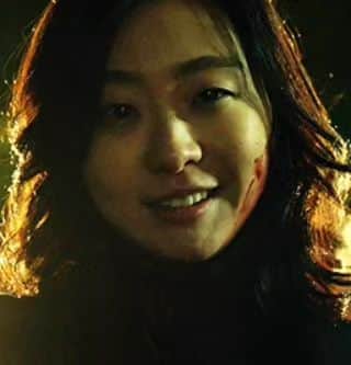 中村松江さんのインスタグラム写真 - (中村松江Instagram)「5月に韓国映画、「THE WITCH/魔女 -増殖-(原題 마녀(魔女) Part2. The Other One 2022年)」を鑑賞しました。 もはや一つのジャンルとして成立しつつある、私が大好物の設定の物語、“なめていた奴が超強かった映画”の傑作で、人体実験で殺人兵器と化した少女の戦いを描いた、2018年の「The Witch 魔女」のシリーズ第2作。 前作は「梨泰院クラス」のチョ・イソ役が有名なキム・ダミが主役の少女ク・ジャユンを演じた抜群に面白いSFアクション映画だったので、この続編はとても楽しみにしていました。 しかし今回のお話は時系列では前作の後の出来事ですが、スピンオフ的な感じで、ク・ジャユンではない同じ驚異的能力を持った別の少女の物語でした。 パワーで言ったら、今回の少女は前作のク・ジャユンより強いです。 いや強過ぎるかもしれません。 アクションシーンは痛快この上ないです。 今作の主人公の少女を演じるのは1408人が参加したオーディションで発掘された新星、シン・シア。 他に少女を匿うギョンヒにパク・ウンビン、ギョンヒの弟、デギルにソン・ユビン、少女を追う側の人間達、チョ・ヒョンにソ・ウンス、チャンにイ・ジョンソク、ギョンヒ姉弟に付き纏うヤクザ、ヨンドゥにチン・グ、前作から引き続いてペク総括にチョ・ミンスが出演しています。 そして前作の主役のク・ジャユンのキム・ダミも登場します。 監督は前作と同じパク・フンジョンです。 この監督は他にも私が好きな作品、「新しき世界(2013年)」と「楽園の夜(2020年)」も撮っています。 前作で主人公が驚異的強さを初めて見せる場面はあまりにも強烈でした。 しかし今作では最初から少女の強さはネタバレしてるので驚きは少なかったですが、前作を上回る超人描写がまるでマーベルやDCコミックスのヒーロー映画のようであり、これはこれで非常に魅力的でありました。 主役を演じたシン・シアはキム・ダミに負けないくらいに素敵な多彩な表情で魅せてくれました。 周りを固める俳優陣もキャラが立っていて良かったです。 またまた続編を期待させる幕切れで、これからこのシリーズがどのように展開していくのかワクワクします。 #歌舞伎 #中村松江 #THE WITCH/魔女 -増殖- #마녀(魔女) Part2. The Other One #シンシア #신시아 #パクフンジョン #박훈정」6月6日 8時59分 - matsue_nakamuraofficial
