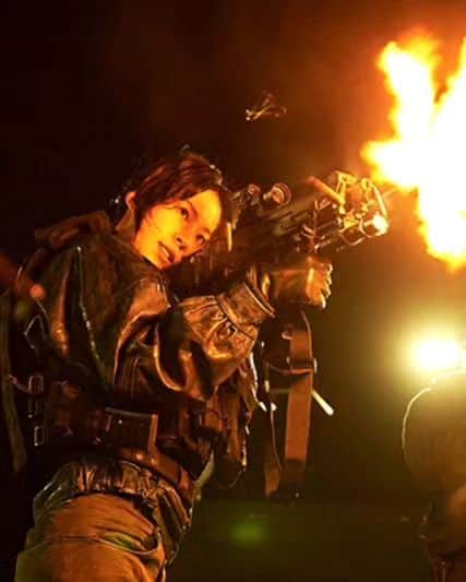 中村松江さんのインスタグラム写真 - (中村松江Instagram)「5月に韓国映画、「THE WITCH/魔女 -増殖-(原題 마녀(魔女) Part2. The Other One 2022年)」を鑑賞しました。 もはや一つのジャンルとして成立しつつある、私が大好物の設定の物語、“なめていた奴が超強かった映画”の傑作で、人体実験で殺人兵器と化した少女の戦いを描いた、2018年の「The Witch 魔女」のシリーズ第2作。 前作は「梨泰院クラス」のチョ・イソ役が有名なキム・ダミが主役の少女ク・ジャユンを演じた抜群に面白いSFアクション映画だったので、この続編はとても楽しみにしていました。 しかし今回のお話は時系列では前作の後の出来事ですが、スピンオフ的な感じで、ク・ジャユンではない同じ驚異的能力を持った別の少女の物語でした。 パワーで言ったら、今回の少女は前作のク・ジャユンより強いです。 いや強過ぎるかもしれません。 アクションシーンは痛快この上ないです。 今作の主人公の少女を演じるのは1408人が参加したオーディションで発掘された新星、シン・シア。 他に少女を匿うギョンヒにパク・ウンビン、ギョンヒの弟、デギルにソン・ユビン、少女を追う側の人間達、チョ・ヒョンにソ・ウンス、チャンにイ・ジョンソク、ギョンヒ姉弟に付き纏うヤクザ、ヨンドゥにチン・グ、前作から引き続いてペク総括にチョ・ミンスが出演しています。 そして前作の主役のク・ジャユンのキム・ダミも登場します。 監督は前作と同じパク・フンジョンです。 この監督は他にも私が好きな作品、「新しき世界(2013年)」と「楽園の夜(2020年)」も撮っています。 前作で主人公が驚異的強さを初めて見せる場面はあまりにも強烈でした。 しかし今作では最初から少女の強さはネタバレしてるので驚きは少なかったですが、前作を上回る超人描写がまるでマーベルやDCコミックスのヒーロー映画のようであり、これはこれで非常に魅力的でありました。 主役を演じたシン・シアはキム・ダミに負けないくらいに素敵な多彩な表情で魅せてくれました。 周りを固める俳優陣もキャラが立っていて良かったです。 またまた続編を期待させる幕切れで、これからこのシリーズがどのように展開していくのかワクワクします。 #歌舞伎 #中村松江 #THE WITCH/魔女 -増殖- #마녀(魔女) Part2. The Other One #シンシア #신시아 #パクフンジョン #박훈정」6月6日 8時59分 - matsue_nakamuraofficial