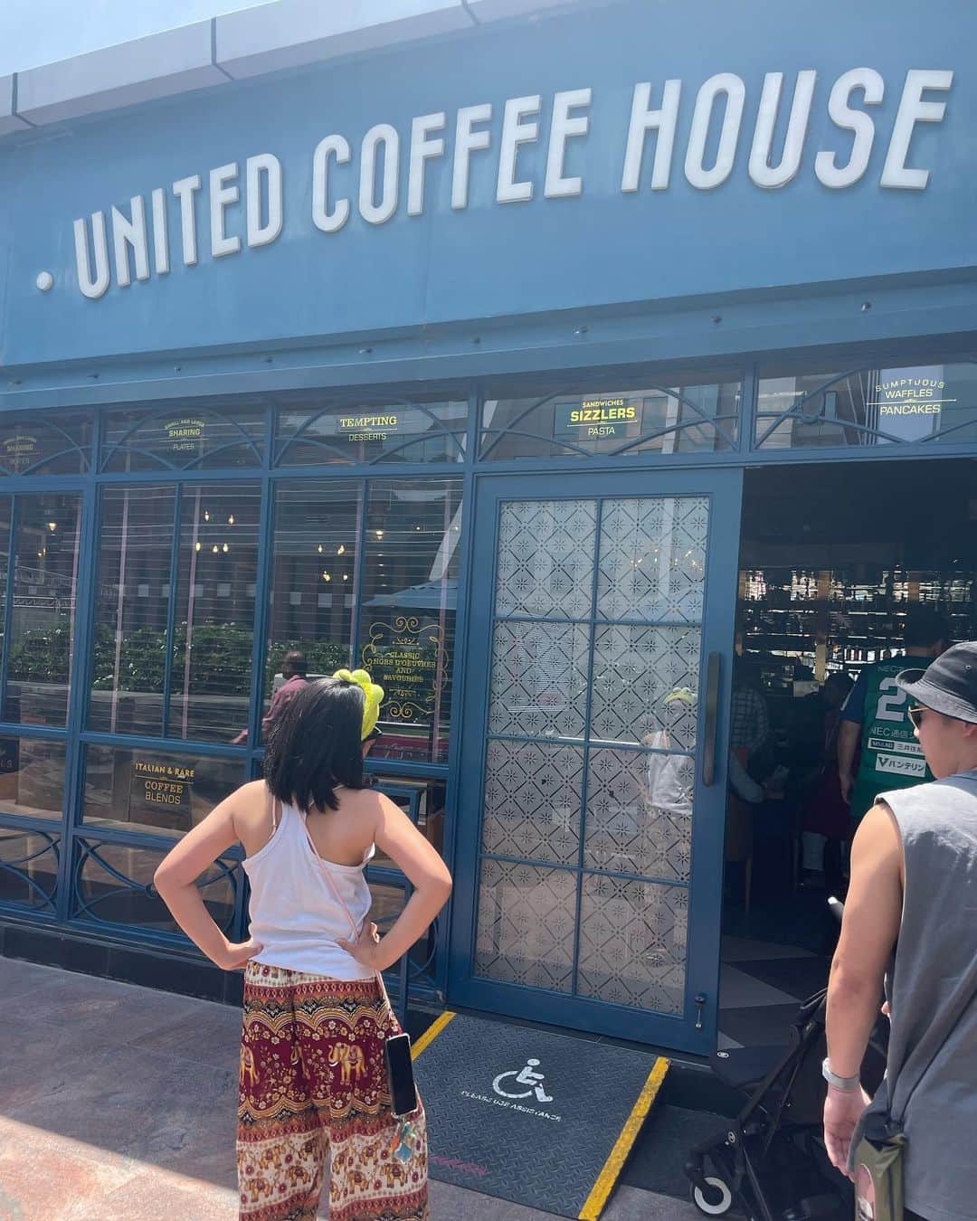 結子さんのインスタグラム写真 - (結子Instagram)「We are in 🇮🇳 ❤️ 初日は家でゆっくりして、 United House Coffeeでご飯と🍻 久しぶりにパパに会いにインドに来れて嬉しい😆 私も実は14歳くらいの時にインドに住んでいたのです。 #インド#india#unitedcoffeehouse#ニューデリー」6月6日 9時11分 - yuiko_yyy