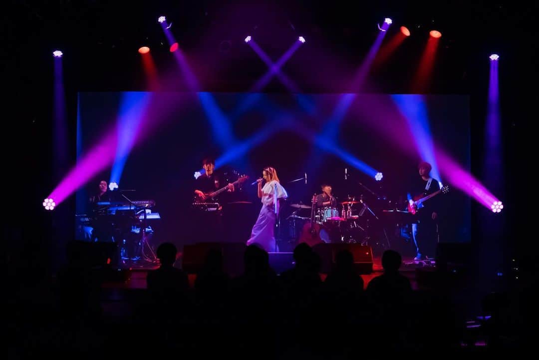 のインスタグラム：「Anly Premium Live in Ginza on Distance Viewing at Yamaha studio   Gt. @shoogawa1984  Bass. @renyamamotobass  Key. @talebsbass  Drum. @motoshi__drums  manipulater Kengo Kimura PA. @takeshi_kimura.jp   今回Distance Viewingを視聴して、自分自身のライブを客席から観るのは初体験でした。  実際のライブを行った場所での上映だったので再現性も高く、サウンド面では演奏者の位置から楽器の音が体に当たってきますし、歓声や拍手、演者の動作音なども含まれ臨場感が凄かったです。照明の動きも映像とリンクしてより立体的に感じました。自分を見ているのに曲終わりには毎回拍手してました。  ライブはその日限りのステージをお客さんの記憶に刻めたら良いと思っていましたので、映像記録に残すこと自体あまりポジティブに思っていなかったのですが、今回の体験で考え方がガラっと変わりました。  2度と訪れない時間を演る側、見る側が納得する状態で残せることはスケールを大きく言えば歴史の伝承に繋がるのではないかと思います。  音楽をはじめとして、日本の伝統文化などの保存にも活用できる世界に誇るべきYAMAHAの技術です。  より多くの方がこの技術を活用して体験共有をして、誰かの人生の豊かさのきっかけになることを願っています。」