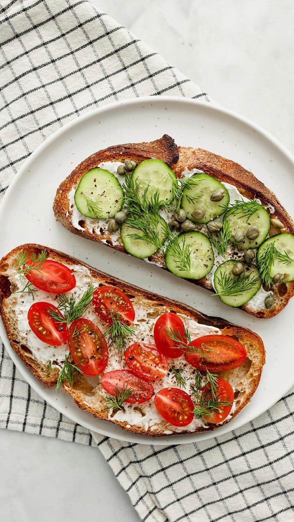 サンヌ・ヴロートのインスタグラム：「A simple toast for lunch before take off! One of the things I am so excited about going back to the Netherlands is eating REAL cheese! It just taste so much better at home.   For now, I made this simple toast with @kitehill vegan scallion cream cheese topped with tomatoes , cucumber and some fresh dille , capers, salt. & pepper 🌱   Find more recipes on my app @soulsyncbody! This recipe is part of the 2 week Summer Challenge.」