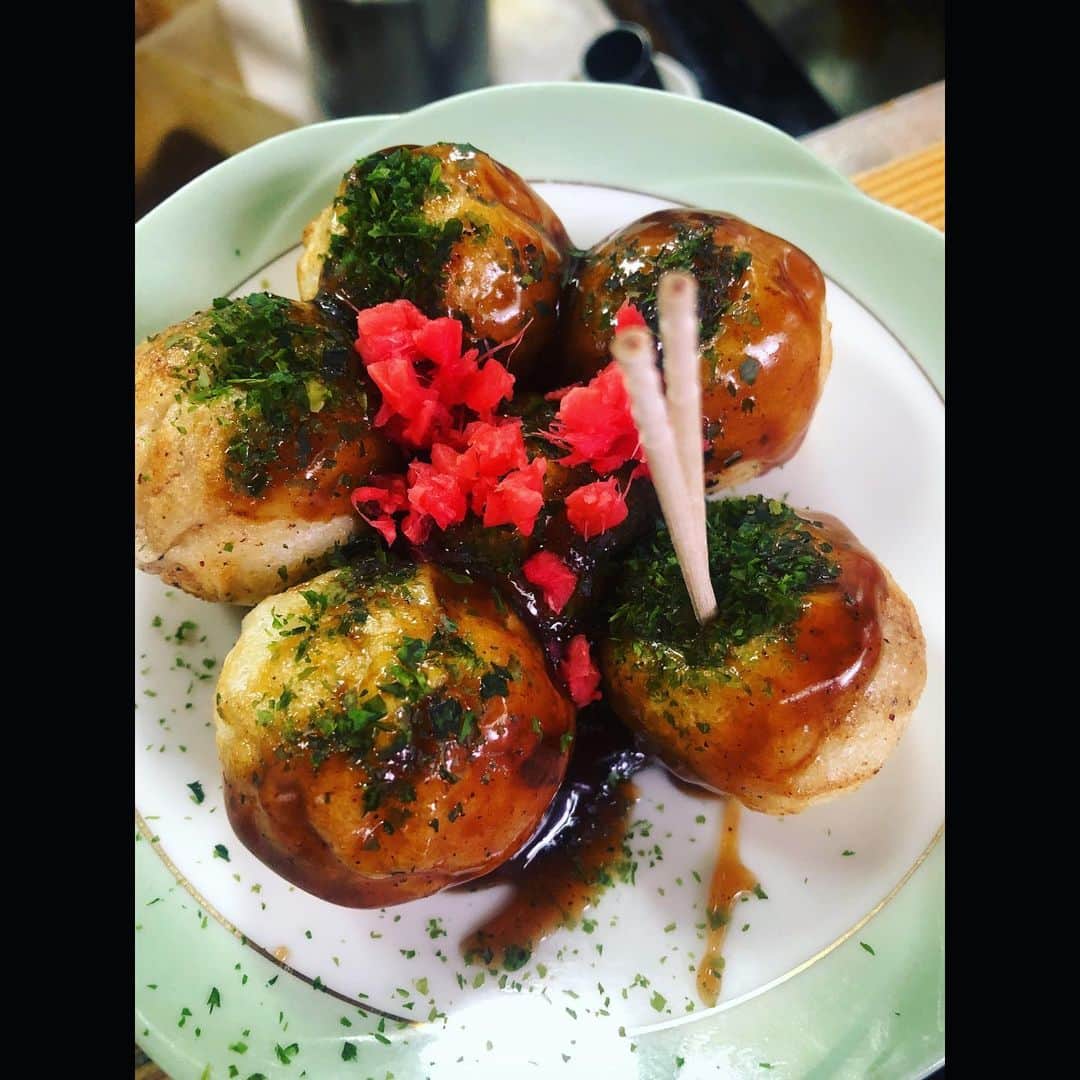MONKYのインスタグラム：「たこ焼きが好き。  岡山の奉天町商店街で清水タケオと南国気分の皆さんと食べた、味も見た目も優しい、ほっこりなたこ焼きを添えてライブのお知らせ。  6月10日。  何かと話題な街、阿佐ヶ谷のJazzなお店、Misty Oparsで、ソウルシンガー衣美ちゃんと、マイメン木村イオリと3人でセッション♬  今回は70年代がテーマに選曲。  ソウルミュージックの名曲に、キャロルキングやエタジェームス、沁みる曲だらけやないか〜い！な曲達を、サックスとキーボードと歌でJamります🚀  泣いてまうやないかーい！な歌を聴かせてくれる衣美ちゃんと、毎回痺れるプレイを魅せてくれるイオリくんと、最好なメンバーで音を出せるのご嬉しいです。  ぜひ聴きに来て下さい。  ６月１０日（土） MONKY&木村イオリ DUO feat.衣美 Live at 阿佐ヶ谷 MISTY OPARS  ●MISTY OPARS （東京都杉並区阿佐谷南２丁目１６−８）  ●OPEN 18:00  LIVE START 19:00  2nd 20:00  ●charge ワンステージ2000円　通し3000円（2set）  ●Live MONKY（Sax） 木村イオリ（Keyboard）  guest vocal: 衣美(EMILAND/ex.ズクナシ)  ●予約・お問い合わせ MISTY OPARTS  TEL 03-3317-3434  HP https://www.hotpepper.jp/strJ000142861/  ●1993年にBlack Bottom Brass Bandでメジャーデビューして以降、24枚のアルバムをリリースし、フジロックを始め国内外の大型フェスに幾度も出演してきたSAX奏者MONKY。2020年からソロ活動を本格化し、スモーキーな音色でFunkyにSwingするサウンドはJAZZファンのみならずFUNK/SOULファンも必見！ メロディアスなフレーズと繊細かつ大胆なプレイを持ち味とし、”bohemian voodoo”やPRIMITIVE ART ORCHESTRAで活躍する鍵盤奏者、木村イオリ。 この二人に心揺さぶるソウルシンガー、衣美を迎えて、70年代のSOULとROCKの名曲をお送りします。  facebookイベントページ  https://fb.me/e/4lgBNQJsR」