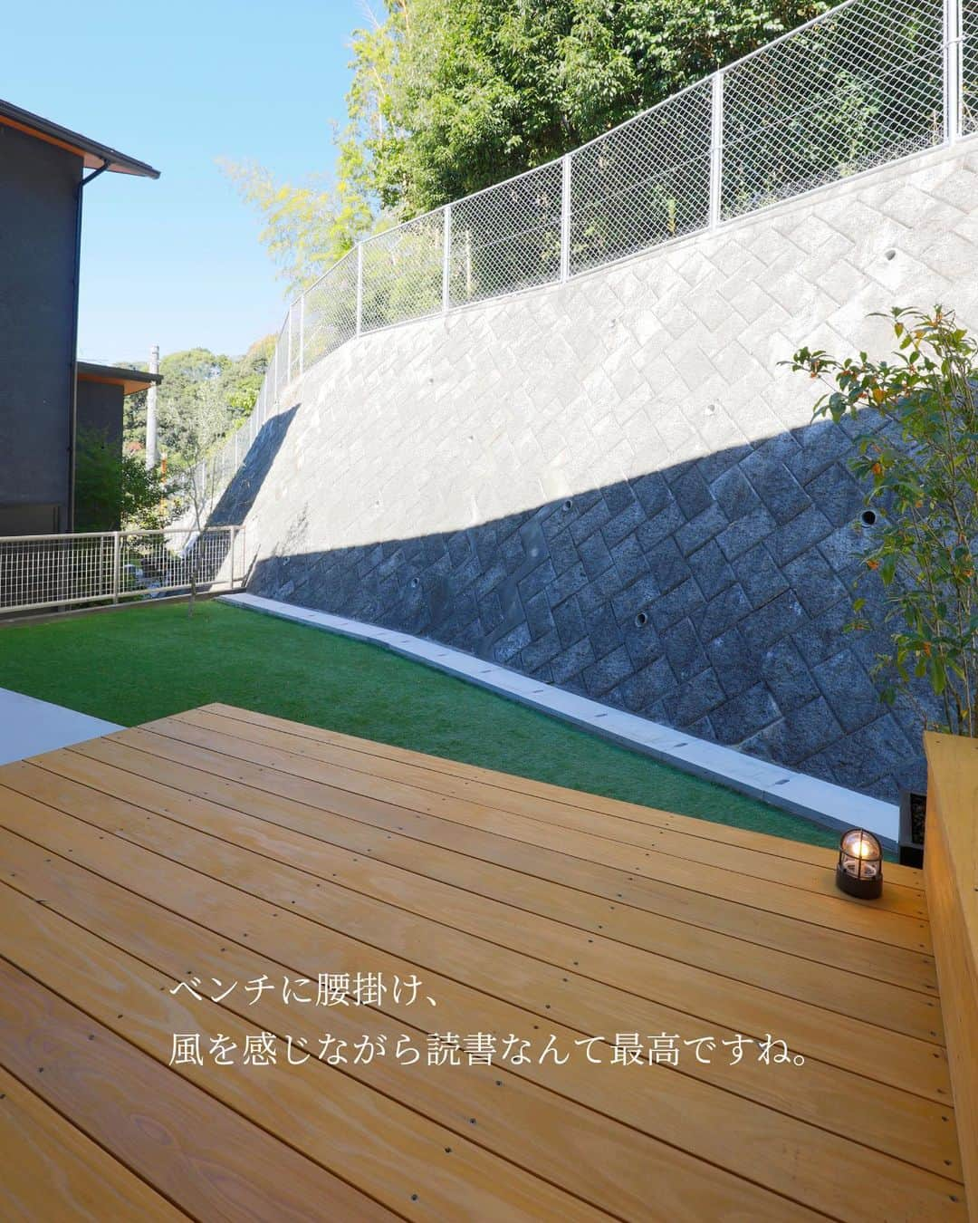 ナガタ建設さんのインスタグラム写真 - (ナガタ建設Instagram)「太宰府市坂本の ナガタ建設の分譲地 都府楼の杜にある 『居場所の集う家』  お庭の使い方。一般的には南側に広く、抜けた空間をというご希望が多いようですが、建物や土地の形状によってはこんな使い方も。 #庭  #中庭  #中庭のある家  #中庭のある暮らし  #平屋  #平屋のような2階建て  #平屋暮らし   ☞@nagatanoie フォローやいいね！して頂けると凄く喜びます😁 ・ ｰｰｰｰｰｰｰｰｰｰｰｰｰｰｰｰｰｰｰｰｰｰｰｰｰｰｰｰｰｰ #外壁  #施工事例  他の写真はこちら...☞@nagatanoie ｰｰｰｰｰｰｰｰｰｰｰｰｰｰｰｰｰｰｰｰｰｰｰｰｰｰｰｰｰｰ ・ #ナガタ建設 は#福岡 県#太宰府 市にて70年前に製材所から始めた#工務店 です🏠 ・ 『 #ながたのいえ 』 ・ #暮らし から#デザイン する#家づくり を提案する私たちの家は ・ 『太宰府でアナタらしさをきづく家』 をテーマに新築 #注文住宅 #マイホーム  #工務店だからつくれる家 をお客様と一緒に作ります😆 ・ ながたのいえのお客様はこんな人たち ▷▷▷ #家具 好き #カフェ好き  #インテリア 好き #コーヒー好き  #かっこいい家  #おしゃれな家 好き #暮らしを楽しむ  #シンプルライフ  家族好き ・ ※ナガタ建設では、メンテナンスのことも考慮し、施工エリアを太宰府市の本社から車で30分圏内と限定させて頂いておりますm(__)m 施工エリア外のお客様については、個別対応となりますので、ご相談下さい。 ・」6月6日 9時33分 - nagatanoie