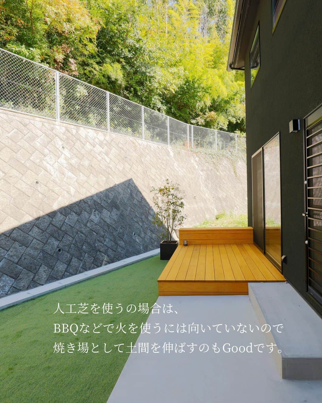 ナガタ建設さんのインスタグラム写真 - (ナガタ建設Instagram)「太宰府市坂本の ナガタ建設の分譲地 都府楼の杜にある 『居場所の集う家』  お庭の使い方。一般的には南側に広く、抜けた空間をというご希望が多いようですが、建物や土地の形状によってはこんな使い方も。 #庭  #中庭  #中庭のある家  #中庭のある暮らし  #平屋  #平屋のような2階建て  #平屋暮らし   ☞@nagatanoie フォローやいいね！して頂けると凄く喜びます😁 ・ ｰｰｰｰｰｰｰｰｰｰｰｰｰｰｰｰｰｰｰｰｰｰｰｰｰｰｰｰｰｰ #外壁  #施工事例  他の写真はこちら...☞@nagatanoie ｰｰｰｰｰｰｰｰｰｰｰｰｰｰｰｰｰｰｰｰｰｰｰｰｰｰｰｰｰｰ ・ #ナガタ建設 は#福岡 県#太宰府 市にて70年前に製材所から始めた#工務店 です🏠 ・ 『 #ながたのいえ 』 ・ #暮らし から#デザイン する#家づくり を提案する私たちの家は ・ 『太宰府でアナタらしさをきづく家』 をテーマに新築 #注文住宅 #マイホーム  #工務店だからつくれる家 をお客様と一緒に作ります😆 ・ ながたのいえのお客様はこんな人たち ▷▷▷ #家具 好き #カフェ好き  #インテリア 好き #コーヒー好き  #かっこいい家  #おしゃれな家 好き #暮らしを楽しむ  #シンプルライフ  家族好き ・ ※ナガタ建設では、メンテナンスのことも考慮し、施工エリアを太宰府市の本社から車で30分圏内と限定させて頂いておりますm(__)m 施工エリア外のお客様については、個別対応となりますので、ご相談下さい。 ・」6月6日 9時33分 - nagatanoie