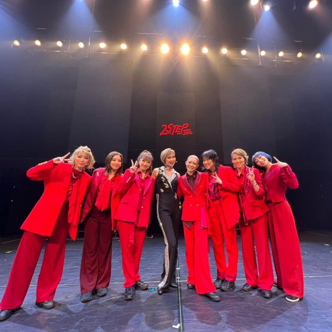 宇月颯のインスタグラム：「. . GANMIx 宝塚歌劇OG DANCE LIVE 『2 STEP』 ⁡ 宝塚OGチームの皆んな🌸🌙❄️⭐️🪐 今回の為に集まったメンバー！ 同じ時代に宝塚にいたとはいえ、一緒にやっていた子いれば、初めましての子もいて、学年差もあるし、退団後の活動もみんな違う… そんなみんなと作った宝塚OGチーム、すごく面白いチームだったな〜！！皆んなに感謝です🙏✨✨✨ ほんとにありがとう❤️❤️❤️❤️❤️❤️❤️ ⁡ そして、わたるさん！！ 稽古場から何度助けて頂いた事か… 沢山アドバイスも頂き、相談にも乗って頂いて、温かいメッセージを送ってくださったりと、偉大な大先輩です🙏✨ ご一緒させていただけた事に感謝です🥹 そして、わたるさんの初振付を踊らせて頂けた事も嬉しかったです🥰 本当にありがとうございました！！ ⁡ ⁡ あとね、今回振付助手で入ってくれてた一期下のえびちゃん！！ 実は寮で同室だったという繋がりが🤭 えびちゃんとは組が違ったけどこんな形でまたご一緒できるとは💕 スタッフにもOGが入ってくれてて嬉しかったです☺️  写真はないんですけど、振り付けで入ってくださっていたAYAKO先生…本当にお世話になりました😭😭😭 先生が稽古場にいてくれる安心感… 何度も弱音を吐きましたが、その度に温かいお言葉をかけてくださいました。感謝です🙇‍♀️ 自分が宝塚時代、沢山踊らせて頂いていたAYAKO先生の振り付けでGANMIの皆さんとも踊れた事も凄く胸熱…❤️‍🔥 宝塚で頂いた絆ってやっぱすごいな… 本当にありがとうございました🥹✨✨✨ ⁡ ⁡ ⁡ つづく→ ⁡ ⁡ ⁡ #2STEP #DANCELIVE #GANMI#宝塚歌劇OG #日本青年館ホール #梅田劇場劇場シアタードラマシティ #2STEP_2023 #宇月颯 ⁡ ⁡」