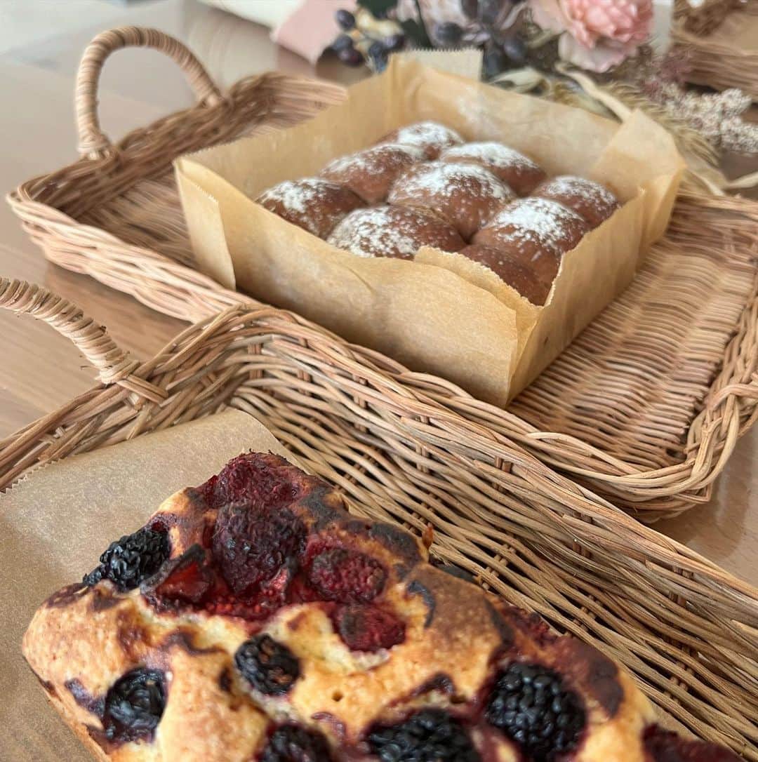 大桑マイミのインスタグラム：「知佳さんと🥖✨🥣 @moonbread20  の　米粉パン教室に行ってきました。 ・ちぎりパン ・パウンドケーキ ・蒸しパン　の3種類作りました💭  勿論グルテンフリー☝️ 発酵時間も少なくあっという間にできてしまう。 コネコネクルクル楽しかった🤲  色々テイストのアレンジしたいなー🤲 子供達の朝ご飯にしました。 喜んでくれて嬉しい。  次はハード系パン🥖tryしたい。」