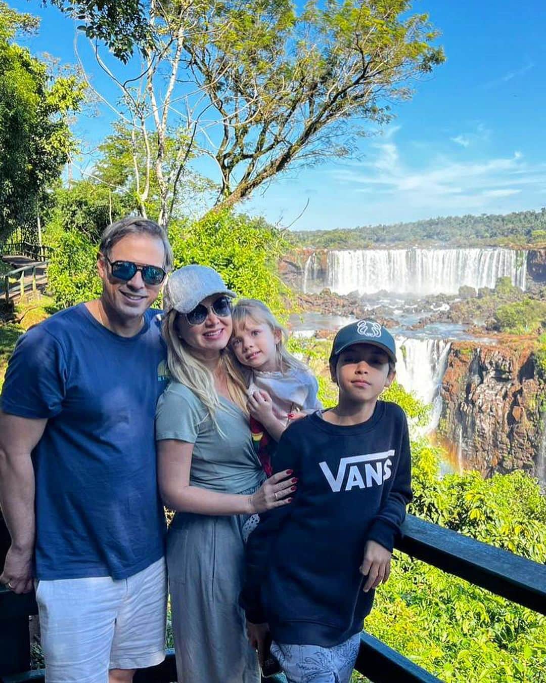 Eliana Michaelichin Bezerraのインスタグラム：「Já com muita saudade de vcs🤍  Obrigada aos amigos do @wishresorts e @visit.iguassu por acolherem minha família com tanto amor.   Continuo gravando por aqui. Tá ficando demais o nosso programa. Em breve eu conto quando for passar.  #mariapassanafrente」
