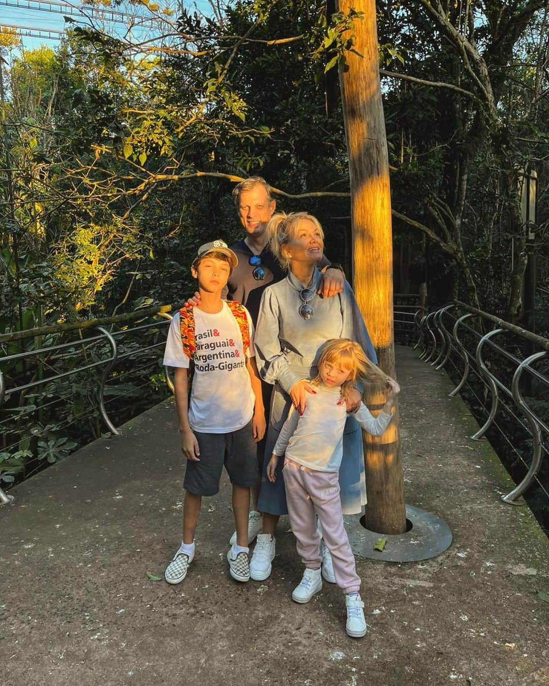 Eliana Michaelichin Bezerraさんのインスタグラム写真 - (Eliana Michaelichin BezerraInstagram)「Já com muita saudade de vcs🤍  Obrigada aos amigos do @wishresorts e @visit.iguassu por acolherem minha família com tanto amor.   Continuo gravando por aqui. Tá ficando demais o nosso programa. Em breve eu conto quando for passar.  #mariapassanafrente」6月6日 9時53分 - eliana