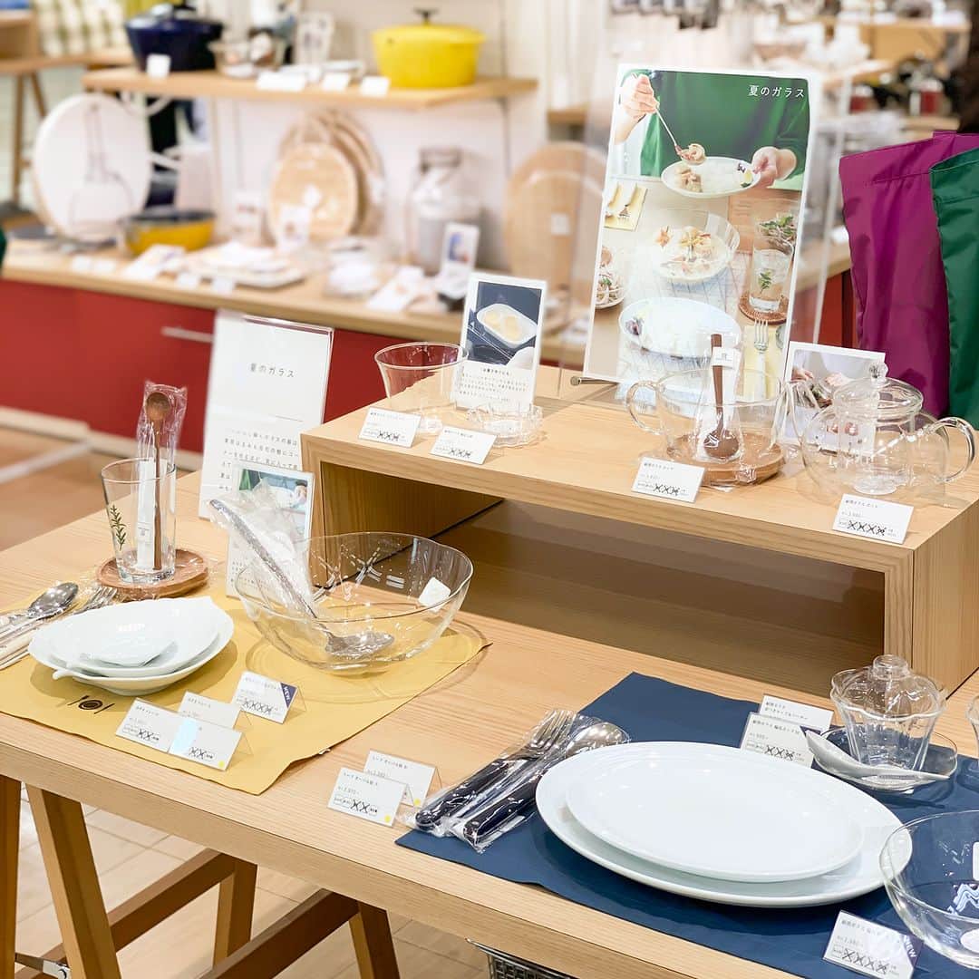 栗原はるみ「ゆとりの空間 」さんのインスタグラム写真 - (栗原はるみ「ゆとりの空間 」Instagram)「. 「夏のガラス」  全国の生活雑貨ショップ 「share with Kurihara harumi」、 「ゆとりの空間（ショップ併設店舗）」では、 6月1日（木）より、 冷たいものはもちろん、温かい料理や飲みものなど、 一年を通して使える「耐熱ガラスの食器」をご紹介しています。  そのほか、風通しのよいゆったりシルエットのワンピースや きちんと見えするTシャツなど、 暑い季節にうれしいアイテムが多数入荷しております。 ぜひ店頭でお試しください。  スタッフ一同、皆さまのお越しをお待ちしております。  #sharewithKuriharaharumi #ゆとりの空間 #栗原はるみ #夏のガラス #耐熱ガラス #ガラスの器 #食器 #新商品 #ウェア #エプロン #tableware」6月6日 10時05分 - yutorino_kukan