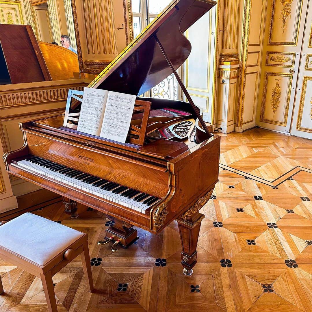 Matt（マット）さんのインスタグラム写真 - (Matt（マット）Instagram)「・ 帰宅です🪽jk. こちらは、 ショパンが晩年過ごしたお部屋。 ル・グラン・サロンにある 通常非公開のお部屋です。 そこにあるショパンが実際に弾いてた ピアノを特別に試奏させて頂きました✨ 美しい音が鳴り響いておりました👼🏻」6月6日 10時03分 - mattkuwata_official2018