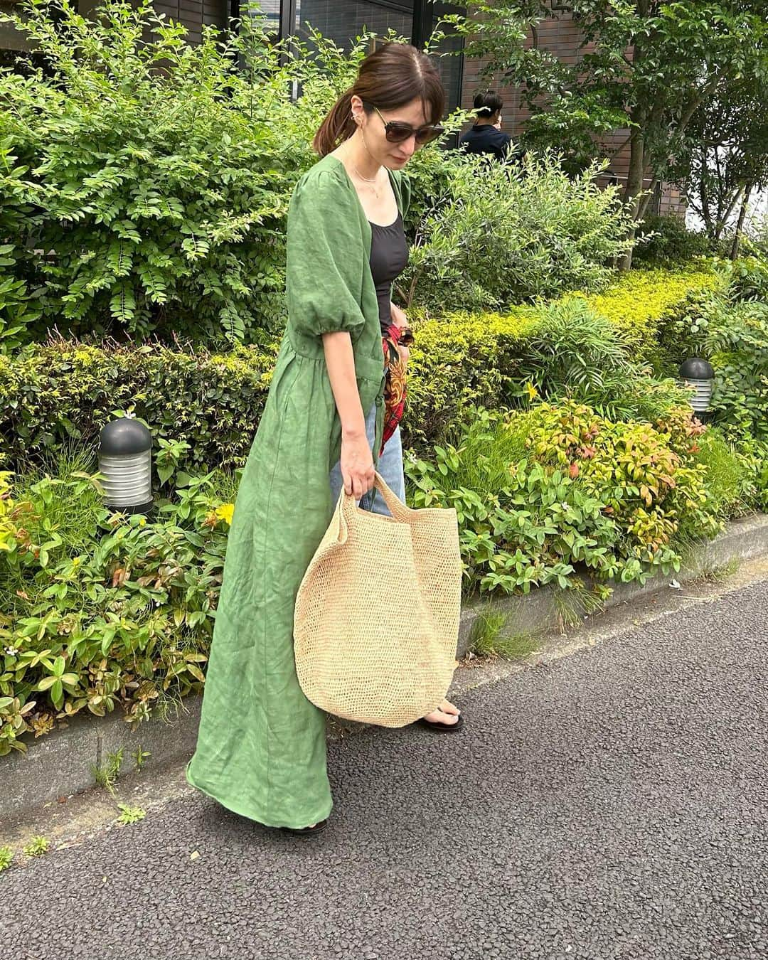 前田ゆかさんのインスタグラム写真 - (前田ゆかInstagram)「夏日の日 green💚💚💚 ワンピースの カジュアルコーデ💚  スカーフ適齢期♥️ scarf @ralphlauren  dress @cbp.tokyo  tops @nicenice_moment  denim @blackbymoussy_official  bag @chaos_tokyo.jp  shoes @gucci  #cbptokyo #nicenicemoment  #blackbymoussy  #chaos #gucci」6月6日 10時04分 - maeyuka