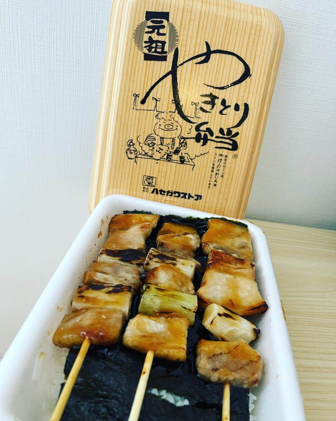 やまだひさしのインスタグラム：「孤独のグルメ 函館〆の朝食はハセスト。 言わずもがな、 やきとり弁当だけど豚バラw 今回改めてゆっくり味わってみたが主役は米じゃなかろうか？ふっくら甘い炊き立てご飯とタレだけでも十分満足。 今回の旅も胃袋悔いなし！ 音楽と絵画と友と酒。 笑顔と慈愛に包まれた濃厚な函館滞在。 #やまだひさし #ラジオ #DJ #グルメ #函館 #GLAY #感謝」