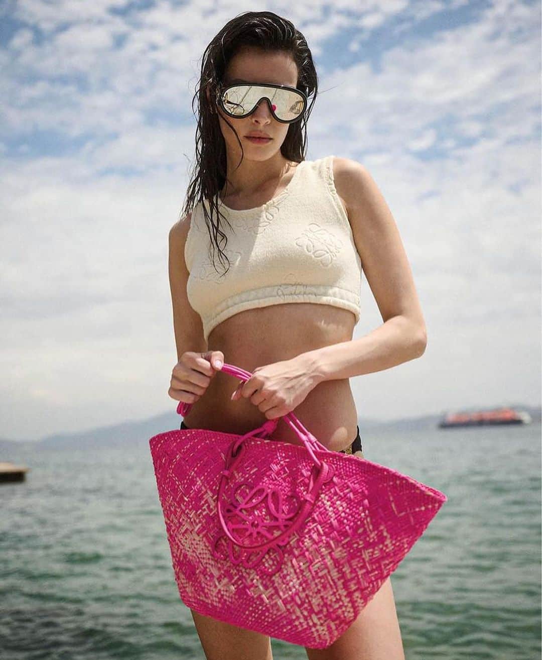 IMG Modelsさんのインスタグラム写真 - (IMG ModelsInstagram)「In The Bag. 👜 #MayTager (@maytager) stars in @voguegreece’s new #Loewe portfolio. 📷 @panosdavios 👗 @ohmygeorges ✂️ + 💄 @enez_m #IMGmodels」6月6日 10時26分 - imgmodels