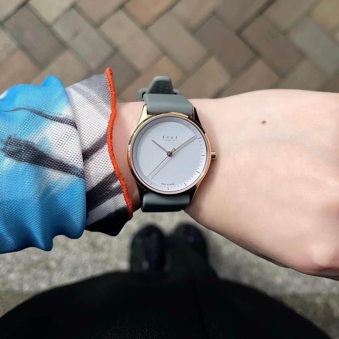 Maker's Watch Knotのインスタグラム：「こんにちは！ 横浜元町ギャラリーショップの松橋です🐨   梅雨入りの時期となり、雨の日にも使いやすいストラップをお探しの方もいらっしゃるのではないでしょうか☔️   今回合わせてみたシリコンラバーは撥水性が高く汗水にも強いので、急な雨でも気にせずにお使いいただけます。 裏面にはエンボス加工が施されているので、通気性が良く快適な着け心地です。   私が着用しているくすみグリーンは限定色となっております🍀 他にくすみピンク、くすみブルーなどもあるのでぜひ店頭でお試しください♩  時計:シンソーラー（STS-32RGWH） ストラップ:シリコンラバー（TSR-16KGN） バックル:EB-16RG  #knotwatch #watch #wristwatch #japan #mixandmatch #madeinjapan #時計#腕時計 #カスタムオーダー#横浜#横浜元町#yokohama #yokohamamotomachi #tenjin#손목시계 #맞춤형 #오모테산도#手表#定制」