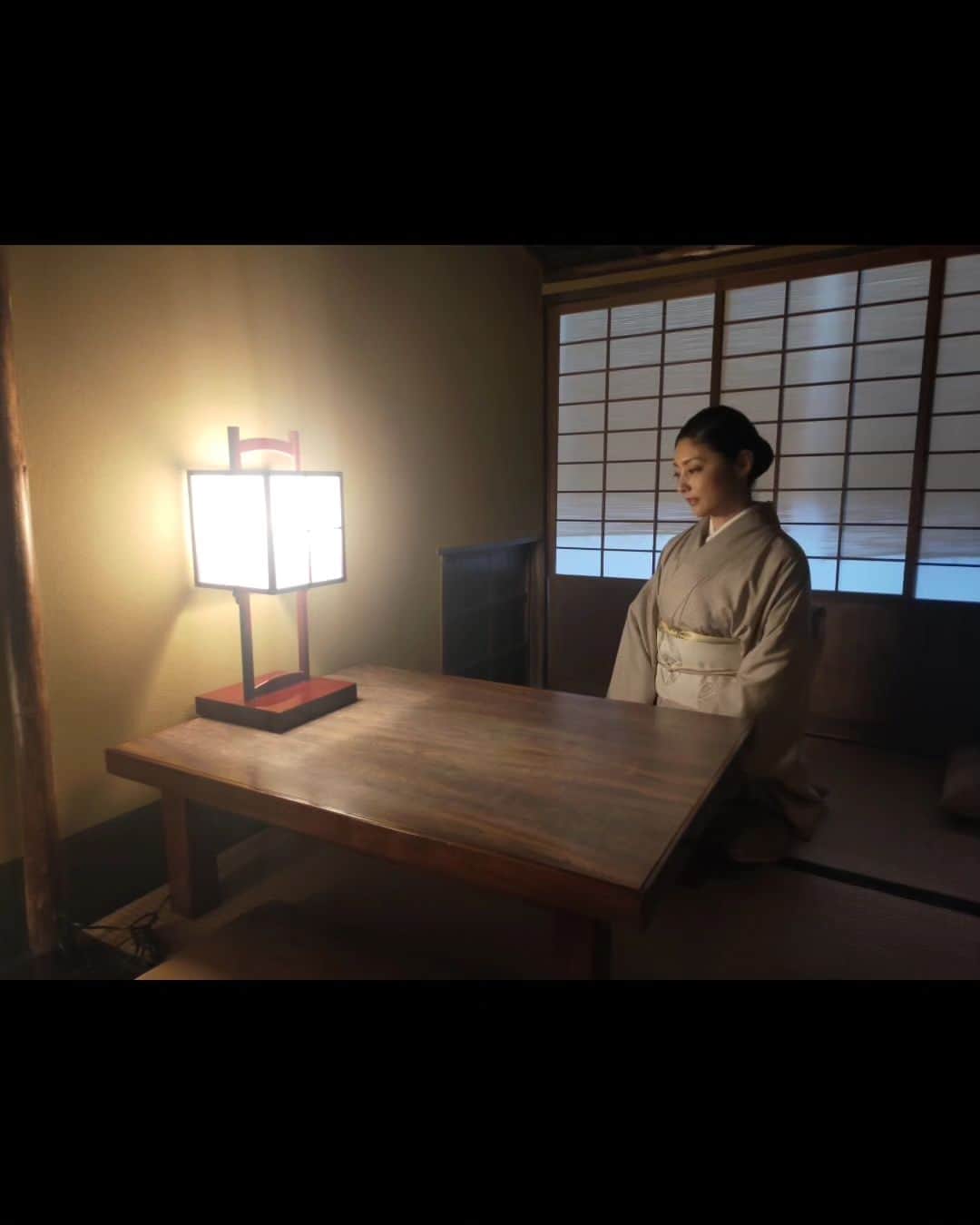 常盤貴子さんのインスタグラム写真 - (常盤貴子Instagram)「動く「仏師」を見てみたい！ 小説や時代劇にはよく登場する仏師。 でも、普通の生活の中では、なかなかお目にかかる機会がないのが現実。  だから「仏師の回！熱烈希望」を京都画報のプロデューサーさんに番組が始まってからずっと言い続けてきた。 京都には仏師さんがたくさんいらっしゃるハズ！と。  念願叶って！仏師さんたちが、どんなところで、どんなお道具を使って、どんな雰囲気で、どんな会話をしながら、どんな作業をするか…見せて頂けました！  さらには、「仏師はこう見る」的な仏像の見方も教えていただいたり、風前の灯だった「截金（きりかね）」という仏像・仏具の超繊細で美しい技法も見せていただいた✨  興奮冷めやらず…スイマセンっ💦楽しかったので（笑）  私の大好きなカフェコーナーは！！！！！ ついにキター✨  喫茶「迷子」  これぞ京都！これぞ喫茶。 京都でどこに住んでもいいよって言われたら…このカフェがあるこの街に住みたいっていつも思ってしまう。 （予約制ですので予め連絡を♫）  食のコーナーでは、「うぞうすい」を頂きました！ 食べちゃって画像ありませんが…美味しかった😅💦  こちらのお店には…谷崎潤一郎様の「陰翳礼讃」の一節に登場するお部屋が茶室・控えの間として今も現存しています✨（最後の写真）  ヨーロッパの建築家たちにとって陰翳礼讃はバイブルのようなものだと聞いたことがある。 この光と影も、大切にしていかなければいけない日本の美しい景色、なのだな…と実感させてもらえたことは、本当に有難い体験でした。  皆さんも…鰻ぞうすい食べたら、是非♫  #京都画報  @kbs_kyoto_official  #kbs京都では本日夜8時から #珍しく間に合った（笑）  @tokyomx.9ch  #6月11日午前11時  @bs11_kyoto  #6月14日夜8時」6月6日 10時37分 - takakotokiwa_official