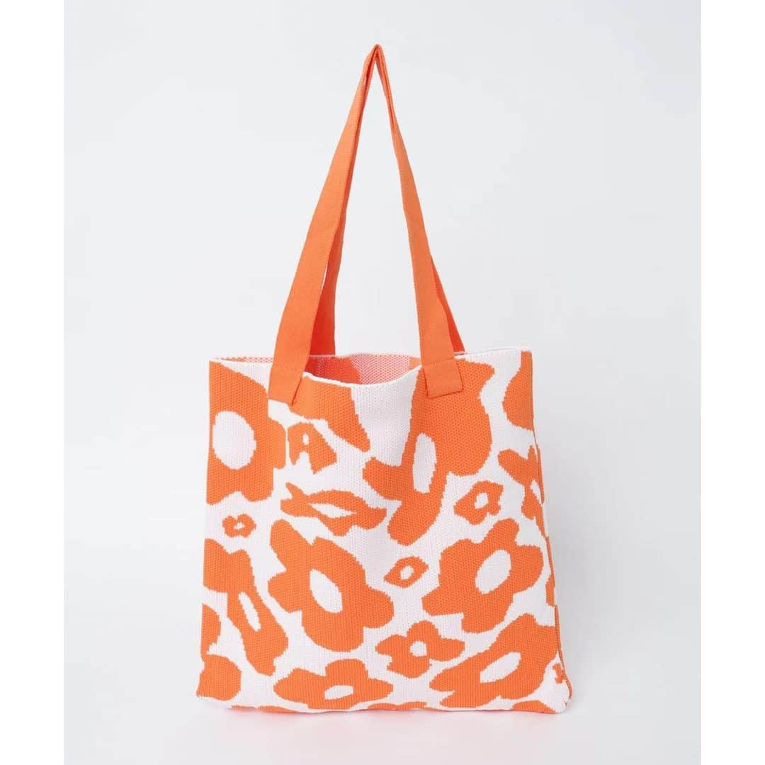 WEGOさんのインスタグラム写真 - (WEGOInstagram)「motif bag 🛍💚  持つだけで映えるポップでキュートなモチーフバッグが新登場🍭夏にぴったりなので要チェック🫰🏻💕  ✔︎フラワーニットトート ¥3,299(税込) ✔︎モチーフビーズバッグ ¥4,399(税込)  #WEGO #ウィゴー #bag #motif #トートバッグ #バッグ #カラーコーデ #夏コーデ」6月6日 16時00分 - wego_official