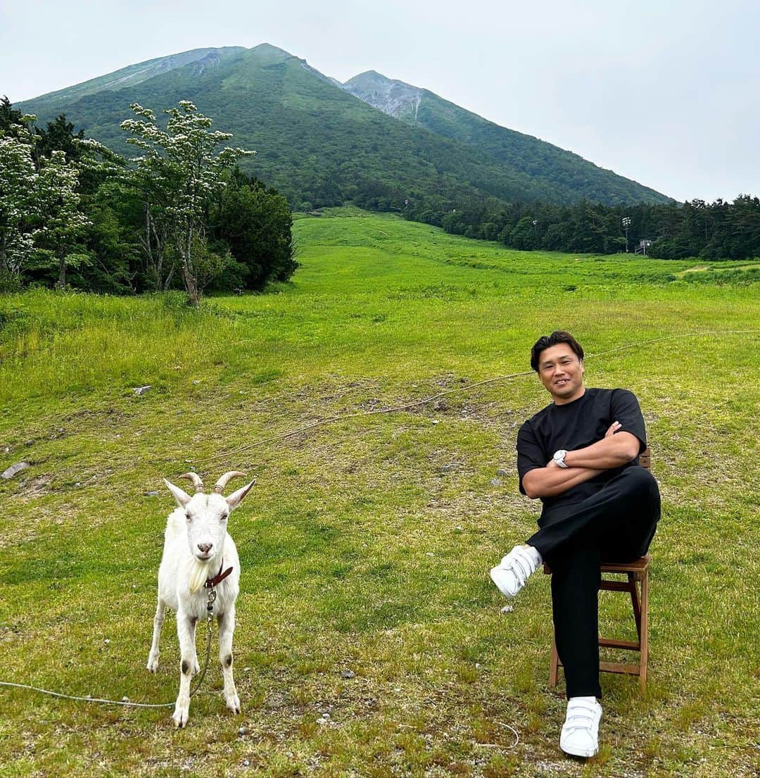大西将太郎のインスタグラム：「3shot📷 Me 🧑🏽‍🦰& Goat 🐐& Mountain ⛰️」