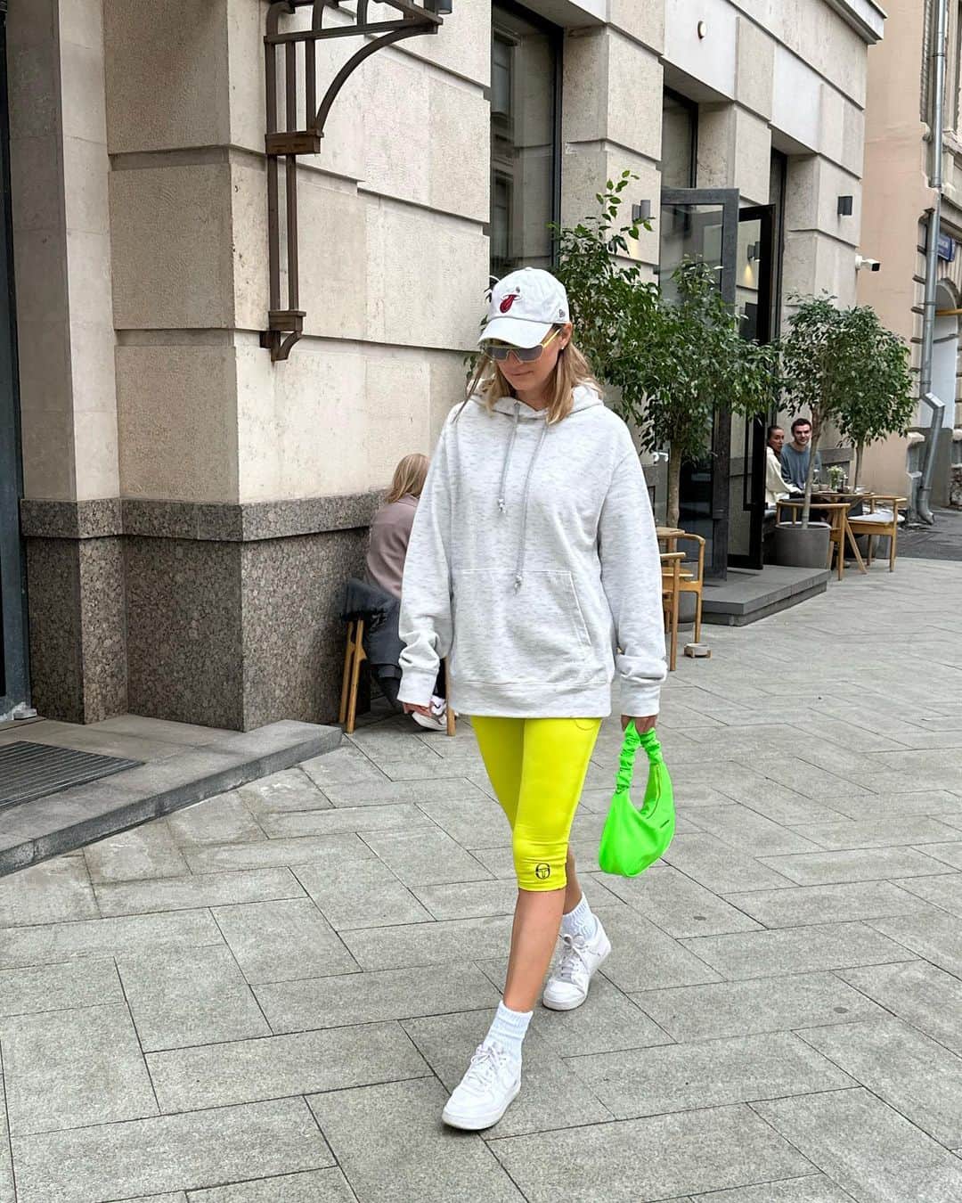 のインスタグラム：「Свой День рождения я хотела встретить в европейском турне, во время путешествия по лазурному берегу, двигаясь в сторону Парижа через Женеву и посетить Ролан Гаррос спустя 4 года. ⠀ НО! Мой инсайт - «Все что не делается - делается к лучшему!» У нас затянулось получение визы, хотя уже был спланирован весь наш путь, были забронированы гостиницы, уже была подготовлена аккредитация на Ролан Гаррос, но что-то пошло не так… ⠀ Пришлось отказаться от этого путешествия. Самое неприятное, что отказались с определенными потерями, ⠀ В этот раз было реально обидно, я даже немного грустила несколько дней, что не получается реализовать эту крутую поездку на мой день рождения. Не всегда все мы можем контролировать и Вселенная диктует нам свои условия. Ведь не зря есть поговорки «Мы предполагаем, а Бог располагает»! ⠀ Значит Вселенная приготовила что-то более интересное и важное для нас с Алишером.」