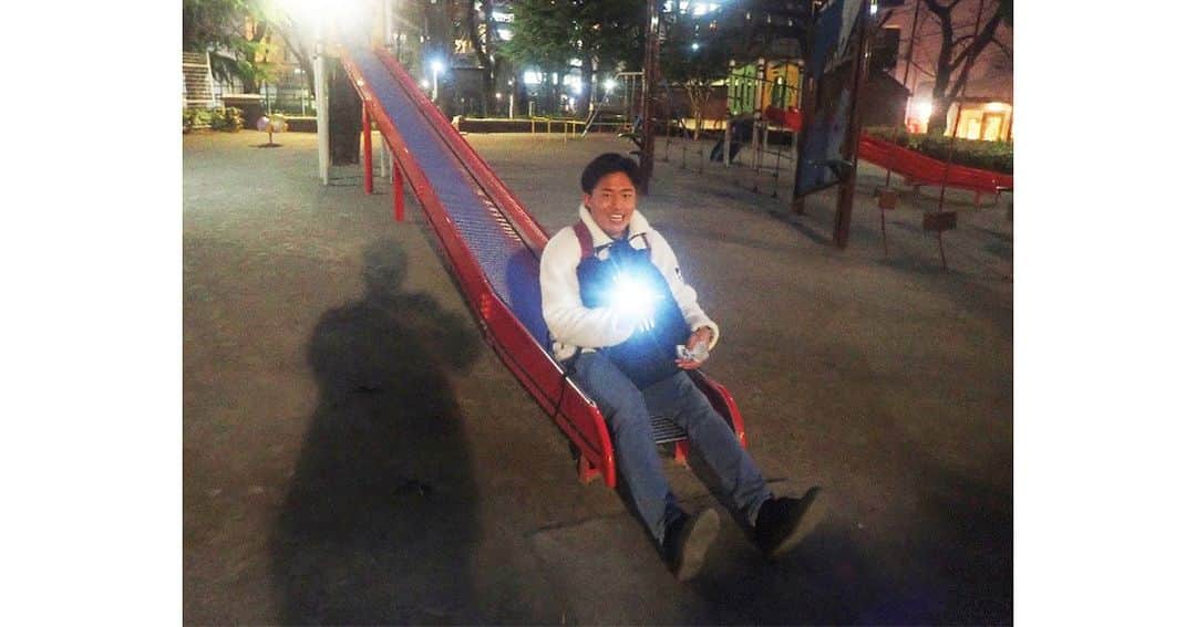 立教大学のインスタグラム：「#立教ニュース  立教大学（東京都豊島区、総長：西原廉太）理学部の村田次郎教授と同学部4年次生（当時）の塩田将基氏は、「重い人ほど滑り台を速く滑るのはなぜか」という一見もっともらしくも物理学的に考えると実は不思議に思える謎を、卒業研究のテーマとして探究しその性質を解明しました。  ピサの斜塔の実験で知られるように、重いものも軽いものも、空気抵抗がなければ同じ加速度で落下します。自由落下の一様性と呼ばれるこの性質は、高校の物理で学習した通りなら滑り台など摩擦力がはたらく状況でも変わらないと予想されます。ところが公園で親子が滑り台で遊ぶと、多くの場合に大人は子どもよりずっと速く滑ってしまいます。学生時代に物理をしっかり勉強した多くの大人を悩ませるこの謎に、大学生が挑戦しました。  塩田氏と指導を担当した村田教授は、質量が異なるが大きさは同じ物体を実際の滑り台で滑らせて詳しく観測しました。観測には画像処理型変位計測技術を応用して高い精度を達成しました。その結果、物体は終端速度に達して一定の速さで滑る事、そしてその終端速度は重い程大きい事を見出しました。この性質はローラー式でのみ確認され、金属板式滑り台では観測の精度の範囲内では見られませんでした。これらの結果は、これを力学の動摩擦力の問題として扱うのであれば、通常は一定値を取ると学習する動摩擦係数には、実際には強い速度依存性と質量依存性があると解釈できる事を意味しています。  この研究成果は日本物理教育学会の学会誌である『物理教育』誌に6月6日付で掲載されました。  タイトル：すべり台の動摩擦係数の実測研究 著者：村田次郎、塩田将基 誌名：物理教育 第71巻 第2号 95 (2023) プレプリント：https://doi.org/10.51094/jxiv.236  https://www.rikkyo.ac.jp/news/2023/06/mknpps0000029u6d.html #立教大学 #立教 #立大 #rikkyo #rikkyouniversity #japanuniversity  #大学 #大学生 #大学生活 #大学受験」