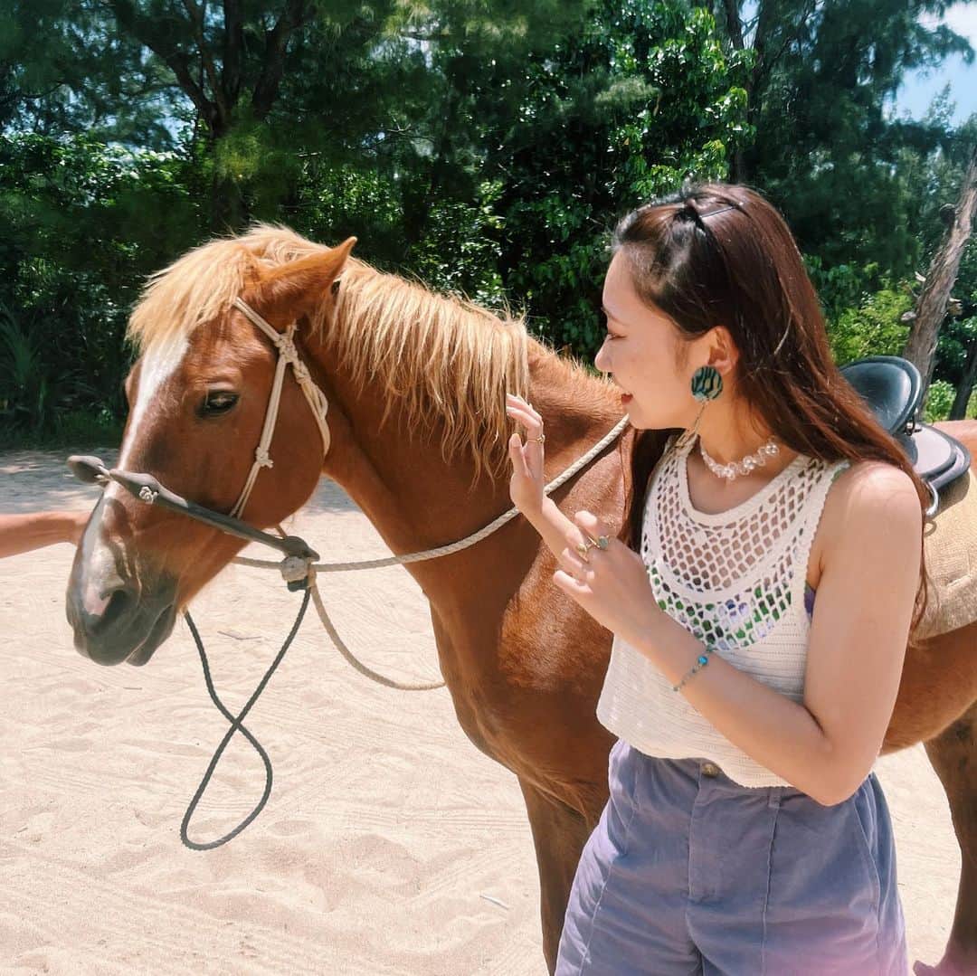 Madoka Yamamotoのインスタグラム：「穏やかだけどジャブジャブと海の浅瀬を突き進む🐴歩いてる途中で喉が乾くと定期的に海水飲んでいらっしゃった🙇‍♂️🌊 ずっと撫でてしまう硬めの毛質💫馬への憧れが強い🙏年に1度は旅先で軽い乗馬したい🐴✨熊本の阿蘇山の乗馬に続けてこちらもめーちゃくちゃにオススメ。最高の時間だった‼️ Her name isつばきちゃん🐴乗せてくれてありがとう💖  ・ ・ #乗馬#馬#乗馬体験#波ん馬#波ん馬ホースライディング#石垣#石垣観光#石垣島#石垣島旅行」