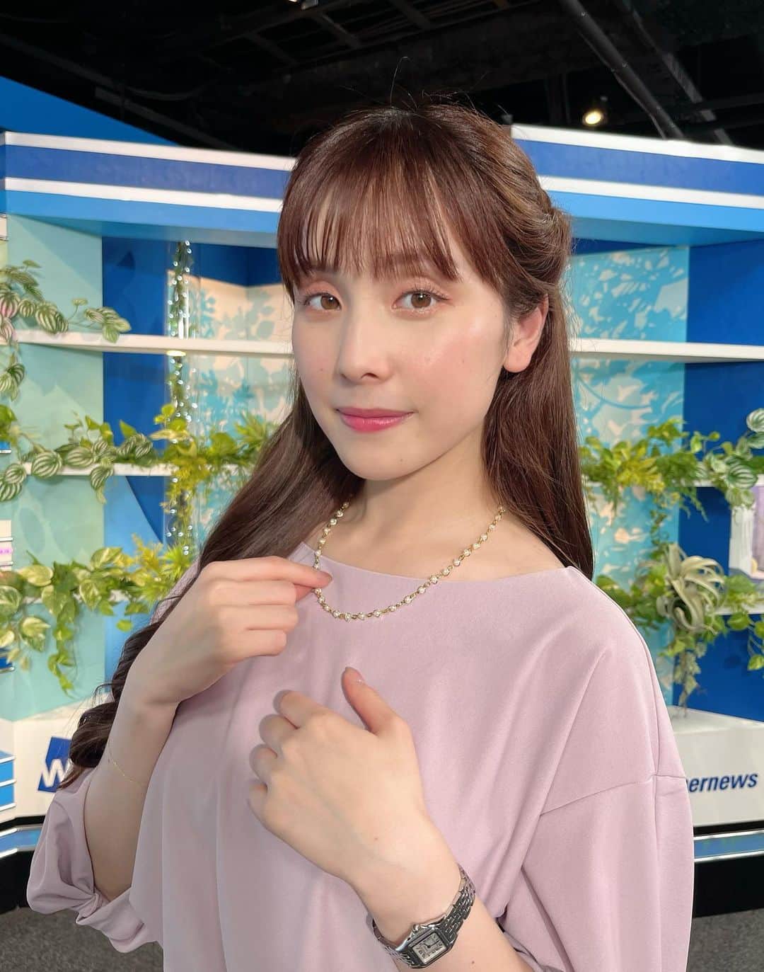 松雪彩花のインスタグラム：「🎀2023/6/6のお衣装🎀 ブラウス/パンツ: MICHEL KLEIN (@michelklein_jp ) ネックレス:ANEMONE (@anemone_official )  紫陽花カラーのブラウスがかわいいっ💠 パールも雨のしずく☔️のようで6月にぴったりのコーディネートでした🙂🎀」