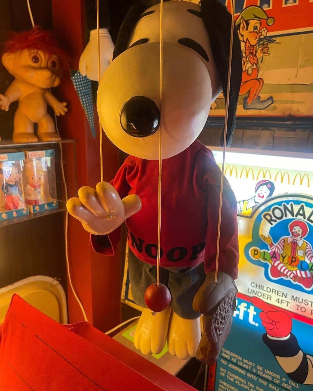 大川知英さんのインスタグラム写真 - (大川知英Instagram)「70's peanuts pelhum  puppets & marionnette snoopy& 3 people marionnette store display 🤡 博物館級のなかなか珍しいこちらをFOR SALE⭐️ 2体セット600000円（tax in）🇺🇸 行ける範囲でしたら自分がお届けします🚀 お.お.おた.おた.お高いですがお気軽にDM下さい⭐️ &peanuts＃pelhum＃70年代 ＃vintage＃forsale＃レアな一品 ＃zupposiswamp＃アメトイ部 ＃YouTube」6月6日 16時27分 - zupposi_swamp