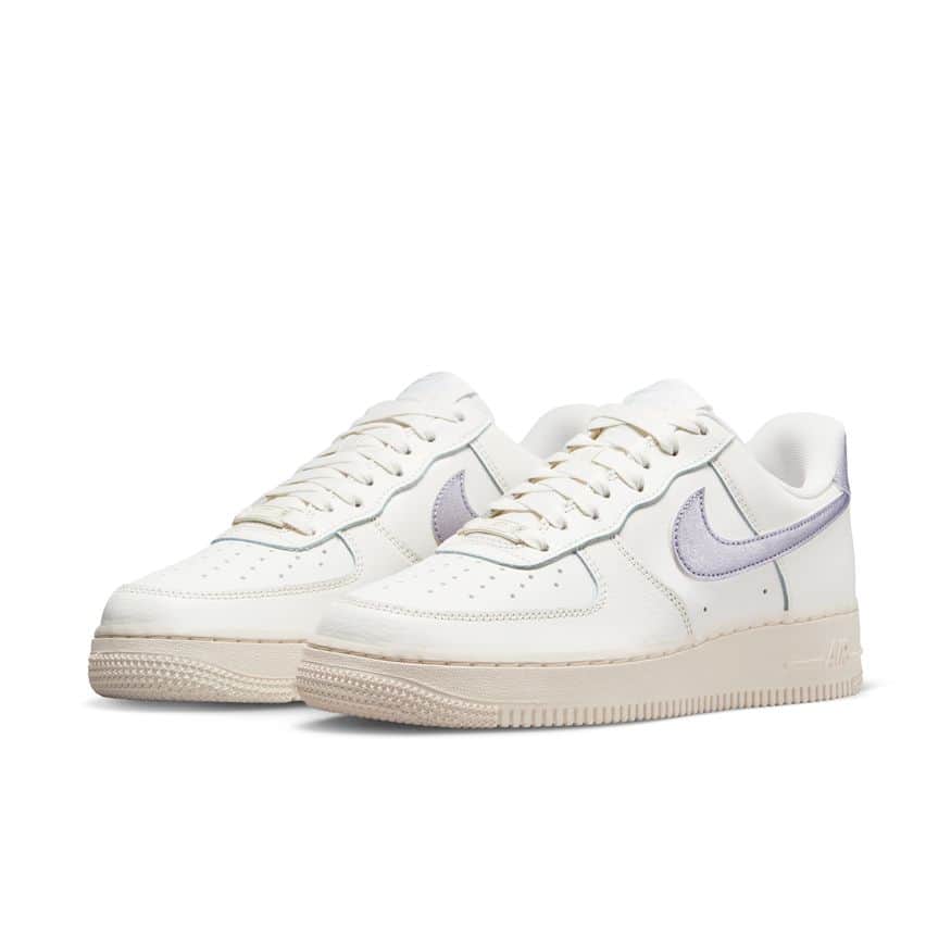 のインスタグラム：「・ 【W AIR FORCE1 セイル×パープルカラー】  合わせやすいセイルカラーをベースに 光沢のあるパープルをあしらった1足。  夏の足元にいつもとは少し違うAF1 取り入れてみてはいかがでしょうか。  WMNS AIR FORCE 1 '07 ESS DV7470-100  https://gs.abc-mart.net/shop/g/g6641110001044/?utm_source=FB&utm_medium=social&utm_campaign=DV7470  #abcmart #abcマート #ABCGS #NIKE #ナイキ #Airforce1 #エアフォース1 #AF1  #sneakers #sneakernews #スニーカー女子」