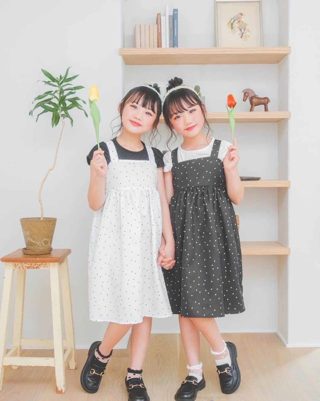 ららここのインスタグラム：「. 　 　 　  @grbirthday @tiny_manon_kids  　 『 tiny manon × lalacoco 』  バースデイで6/7（水）発売item❤︎   今回またtiny manonのお洋服と 新たにアクセサリーを プロデュースさせて頂きました🤍 　　 『かわいいとだいすき』を たくさん詰め込んだ可愛いお洋服🌼 　 見ているだけで♡着ているだけで♡ happyな気持ちになれるような お洋服になったら嬉しいです☺️💕 　 　 ・ドットキャミワンピース+Tシャツセット 　　 大好きなドット柄がかわいい キャミワンピースアンサンブル❤︎ 　 後ろのビッグリボンが激かわすぎる🥺💕 思わず後ろ姿の写真が撮りたくなっちゃう、、♡ 　 ドット×リボンはやっぱり最強🙌♥️ 　 　 6月7日(水)9 時からバースデイ オンラインストアでも販売されます🕊 　  ◆ドットキャミワンピース+Tシャツセット 品番:272-0216 中白 130cm 品番:272-0231 中黒 130cm 価格:¥1,969(税込)  サイズ展開:100・110・120・130・140cm ※100cm は一部店舗と オンラインストアで販売されます 　  ◆くしゅくしゅカチューシャ 品番:324-2320 中桃  品番:324-2324 濃白  品番:324-2375 中緑  価格:¥429(税込) 　 ----------------------- 身長126cm👧126cm one piece▷ 130cm 着用 -----------------------   　 #lalacoco #ららここ #双子 #twins #8歳 #子供服 #韓国子供服 #小学生コーデ #キッズコ ーデ #キッズファッション #kidscode #こどもふく #インスタキッズ #キッズコーデ女の 子 #小学生女子 #キッズ服 #小学生 #kidsfashion #ig_kidsphoto #ig_oyabakabu #kids #kidsootd #バースデイ #grbirthday#毎日がバースデイ #バースデイ購入品 #tinymanon #タイニーマノン #しまむら #しまパト」