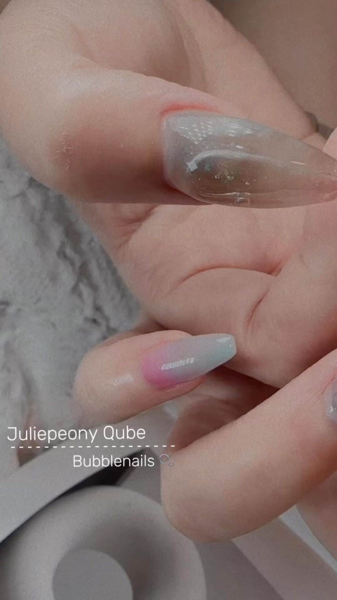 juliepeonyのインスタグラム：「𝒹𝑒𝓈𝒾𝑔𝓃 𝒷𝓎 𝒬𝓊𝒷𝑒 一起氣泡自由呀🫧(๑´ㅂ`๑)♡*.+゜ - #bubblenails  #voronoinails  #気泡ネイル  · ▫️預約、詢價🔍Line @juliepeony(記得加@) ▫️營業時間：11:00-19:30(週日公休) . ▫️石牌店  𝑨𝒅𝒅𝒓𝒆𝒔𝒔：台北市北投區西安街一段313巷17號  「🚇石牌站2號出口」 ▫️西湖店  𝑨𝒅𝒅𝒓𝒆𝒔𝒔：台北市內湖區內湖路一段285號2樓118室  「🚇西湖站1號出口」  ♡ ♡ ♡ ♡ ♡ ♡ ♡ ♡」