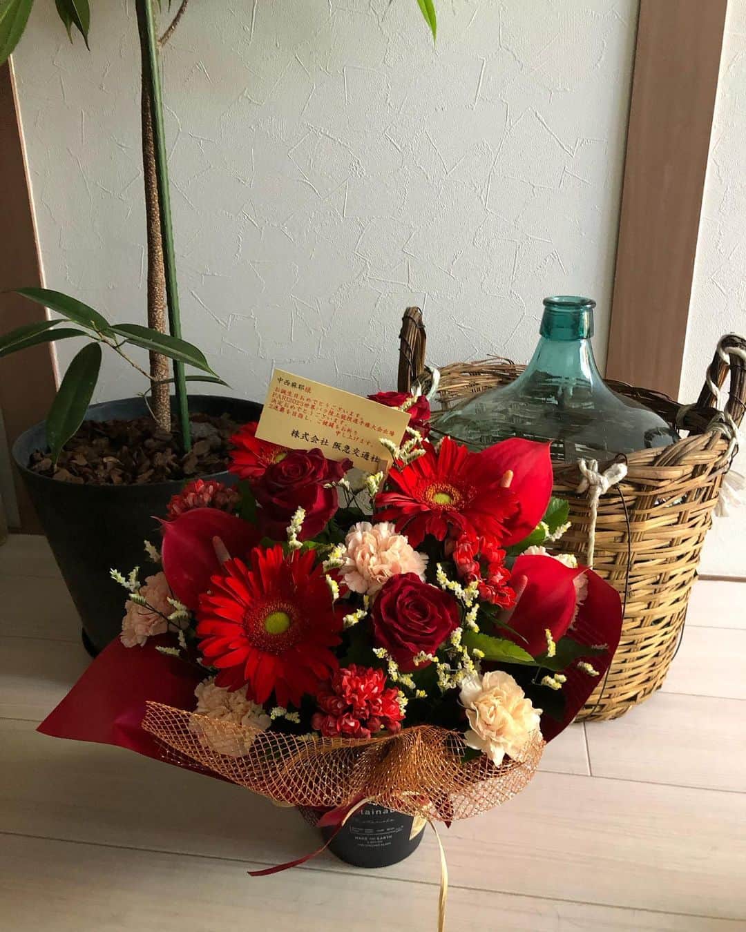 中西麻耶のインスタグラム：「お誕生日に阪急交通社様(@hankyu_travel )よりお花とプレゼントを頂きました‼️  神棚はないので丁重にお納めして美味しく頂きました🍶  いつもお気遣いありがとうございます😊」