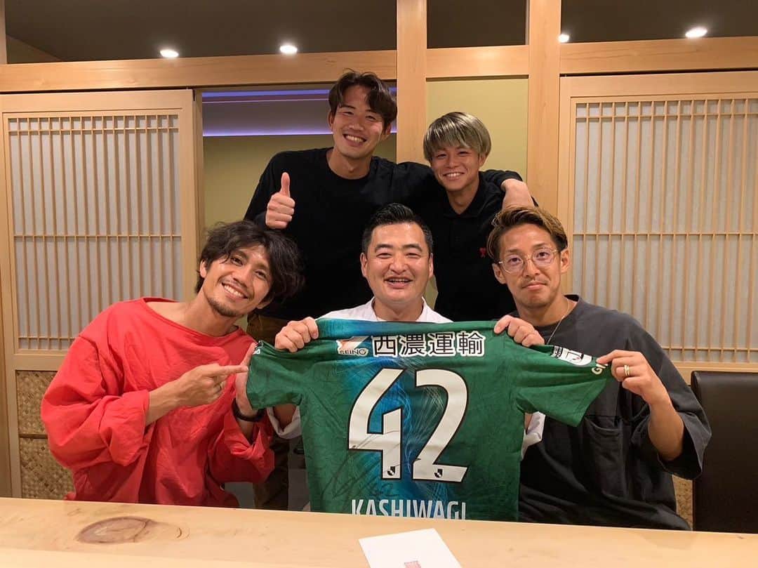 のインスタグラム：「食堂碧空さんに先週復帰祝いをしていただきました。  なんとありがたいことに招待という形で。  食堂碧空の大将は岐阜を盛り上げたい、FC岐阜を盛り上げたい、FC岐阜の選手に頑張ってもらいたいという想いでこういう会を開いていただきました。  その気持ちだけでも嬉しいのに、最高の料理まで振る舞っていただきました。  見てわかるように最高に美味すぎました。  ランチはあって、夜は行ったことなかったんですが、ぜひこの味をたくさんの人に味わってもらいたい。  素晴らしい人柄に素晴らしい料理をありがとうございました。  この会のおかげもあり連勝です。  さあ明日から残り２戦を全員で全力で闘いますので、応援よろしくお願いします。  #食堂碧空#最高#復帰祝い#感謝＃庄司#茂木#窪田」