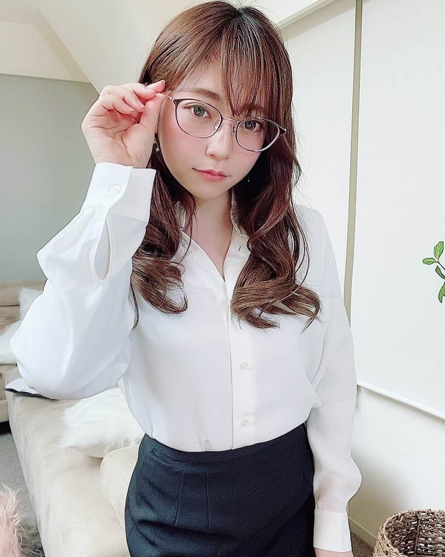 星乃まみのインスタグラム：「メガネの女上司👓✨ もっと自分に合うメガネ見つけたいなぁぁー！  ＃OL #コスプレイヤー #cosplay #cosplayer #角式扮演 #スーツ女子 #オフィスレディ #メガネ女子 #メガネ #めがねっこ」