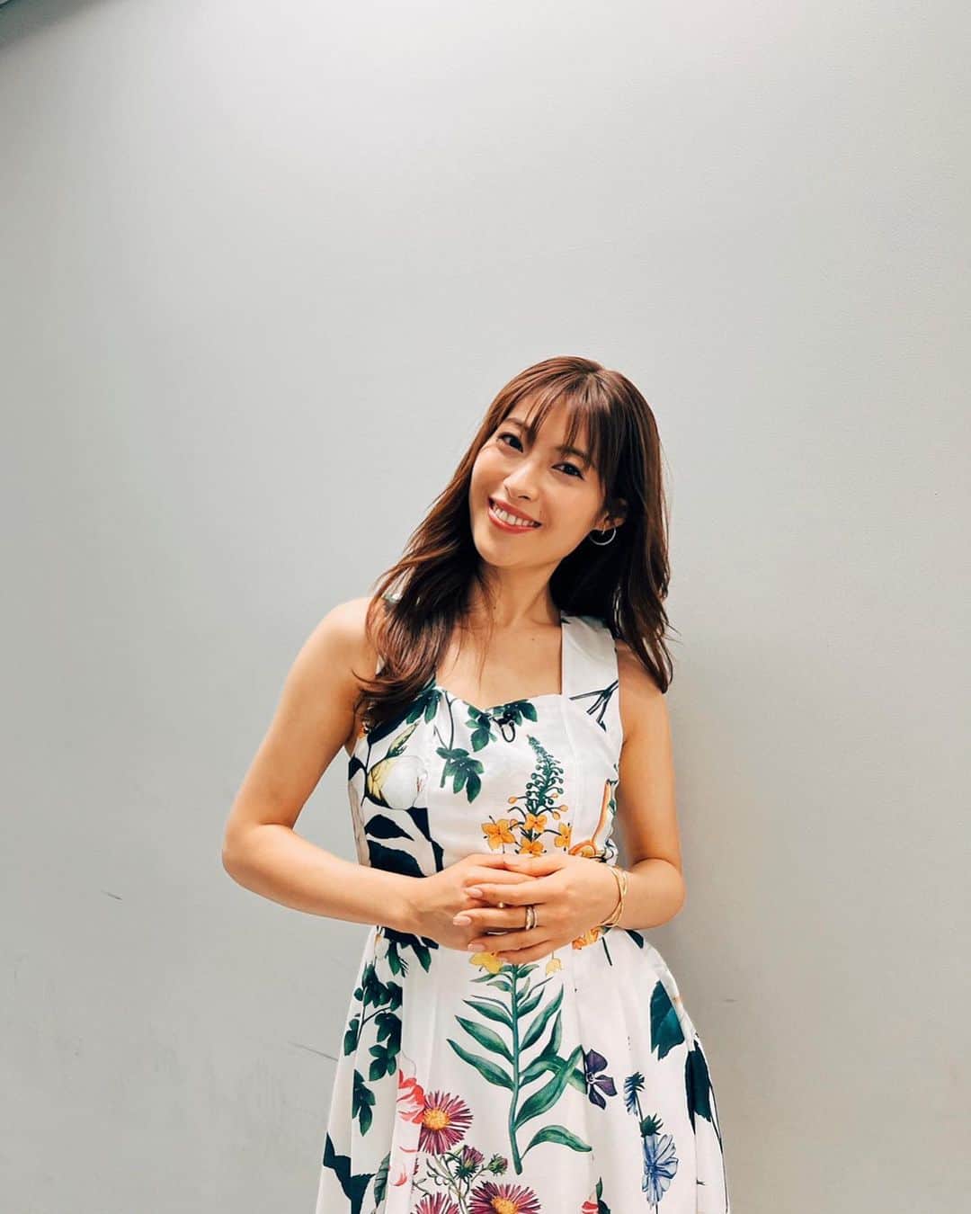 瀧本美織のインスタグラム：「🌻 「夏に歌いたい！ 昭和の名曲カラオケ夏うた最強ランキングTOP50」 でMCを務めさせていただきました。 明日7日19時〜放送です！  夏先取り🏄‍♀️の歌番組 皆さんもTVの前で一緒に歌ってほしいです🍉  大好きなカラオケでは私も昭和の名曲よく歌います🎤 まだまだ知らない曲たくさんあるので覚えたいな〜！  dress @wildlily_daikanyama earrings @joueteofficial bangle @casuca_jewelry   #夏  #歌  #昭和  #カラオケ」