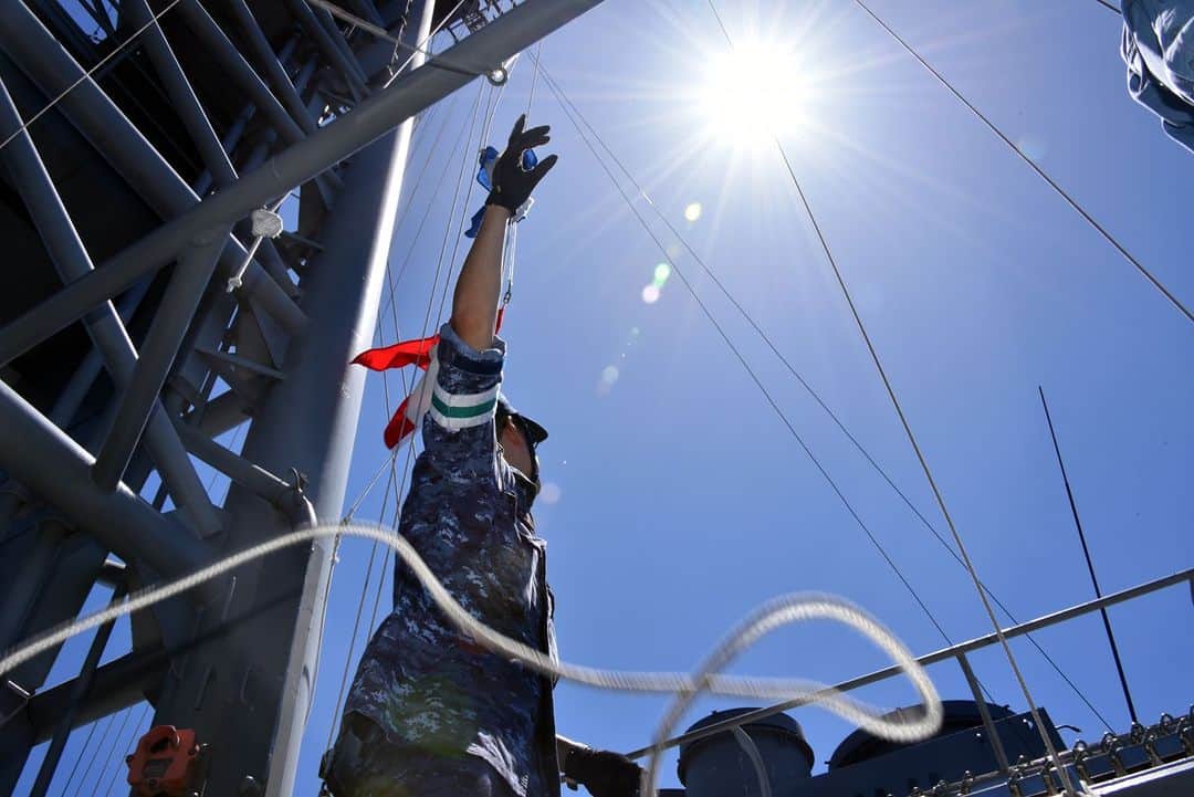 海上自衛隊さんのインスタグラム写真 - (海上自衛隊Instagram)「訓練中、勢いよく旗を掲げる #航海科員 ⚓ #日差し が眩しい！  #海上自衛官 #手を伸ばせば #陽射し」6月6日 11時30分 - jmsdf_pr