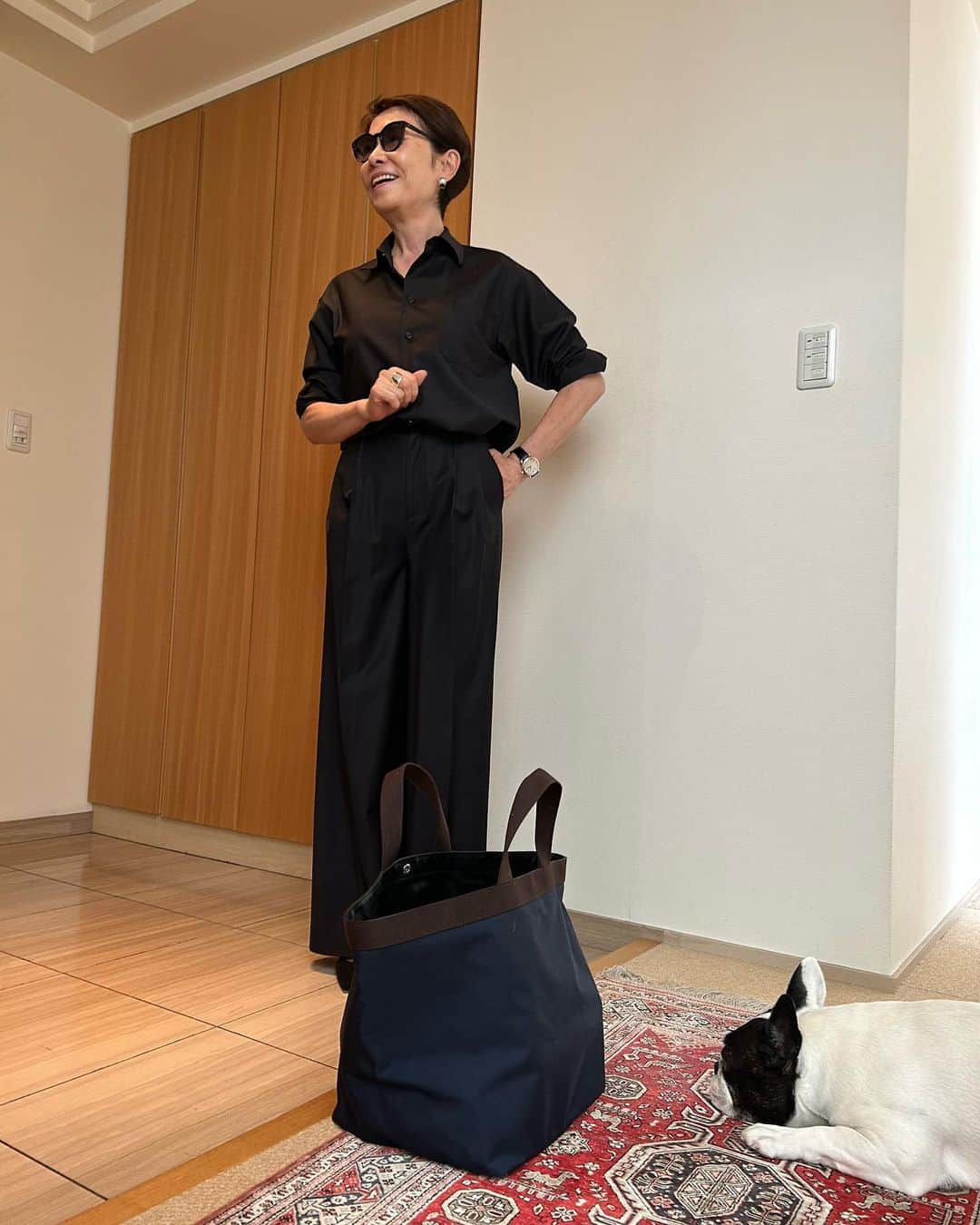 安藤優子さんのインスタグラム写真 - (安藤優子Instagram)「久しぶりのチーム・モノトーン❣️  本日は取材の2段積みです。  #アンナンバー の、ダークネイビーのシャツとワイドパンツのセットアップです。  バッグは#エルベシャプリエ のネイビートート。　 資料などぎゅうづめ（笑）の、力強いミカタです。  ファッションチェック担当リン、まあまあオッケイいただきました!  オマケは、朝んぽ帰りのリンと扇風機（笑）  気温はさほどではなかったのですが、湿度が高くて。  でも本日も1時間半のロング散歩でした。  では行ってきます！  リンは事務所アシスタント嬢2人と女子会留守番です（笑）  頼んだよー！  #フレンチブルドッグ  #安藤優子」6月6日 11時31分 - yukoando0203