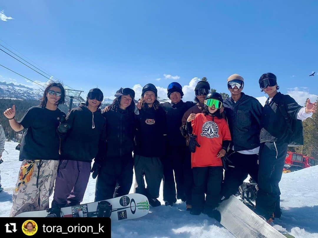 上田ユキエのインスタグラム：「So stoked to ride with the Japan crew 🇯🇵🔥  @yukikadono @ayumuhirano1129 @4kaishu @raibukatayama @shustagram @yuto__yamada @ryoaizawa___yo @yua_kakimoto @k4mara2000  #worldquarterpipechampionships 🙏 @slushthemagazine @mammothmountain @mammothunbound」