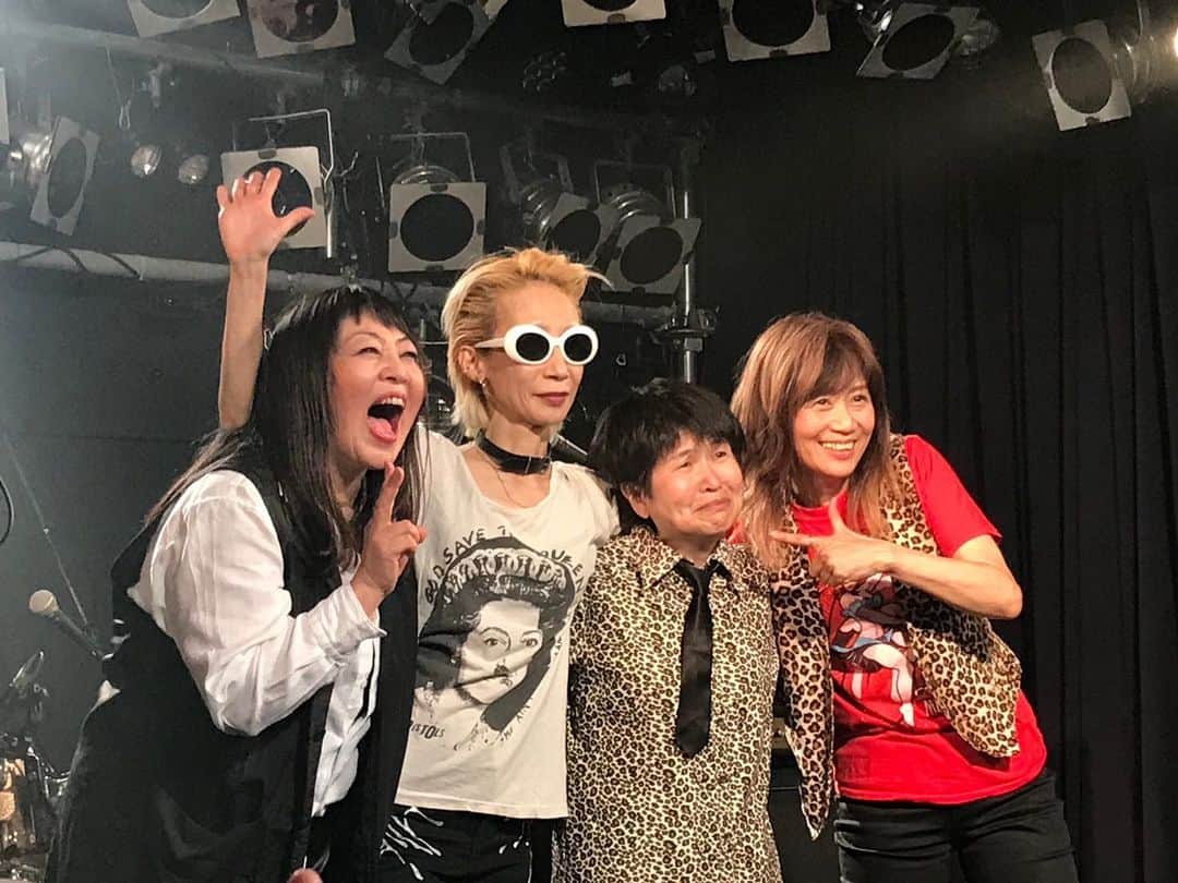 田村直美のインスタグラム：「猫と真珠@ell.size全部で楽しんだ❗️ しげさんもやよいさんも嬉しそうだったなぁ嬉　 あとお客さん！楽しんでたねぇ😆  グレースのパワー&楽しむ気ムンムンのドラムサイコー デビちゃんのアレンジ力で生まれ変わったPearl曲　すっごいんだよー 塔子ちゃんの後輩感w努力家、微塵も見えませんが🤣 めちゃんこ楽しいライブでした  名古屋で1番の女の子バンドになる！って思ってた20代を思い出してたー  そして、いつもお花をありがとう 毎回工夫してくれてるのに愛❤️感じてます グレースに言われたよ　しょーたのファンの人は愛❤️があるんだよーって嬉しいね  いつも写真を撮ってもらっているので 今回はニヤニヤ😁しながら撮影してるみなさんをこっそり撮りました🤣🤣 サンキュ‼️」