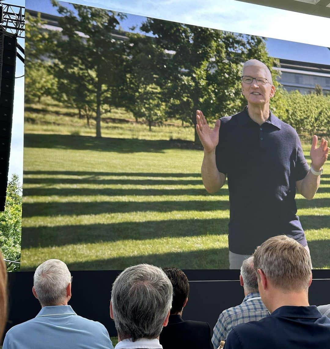 KAWSONEさんのインスタグラム写真 - (KAWSONEInstagram)「Tim watching Tim… Thank you @apple , can’t wait to work with #VisionPro #wwdc23」6月6日 11時45分 - kaws