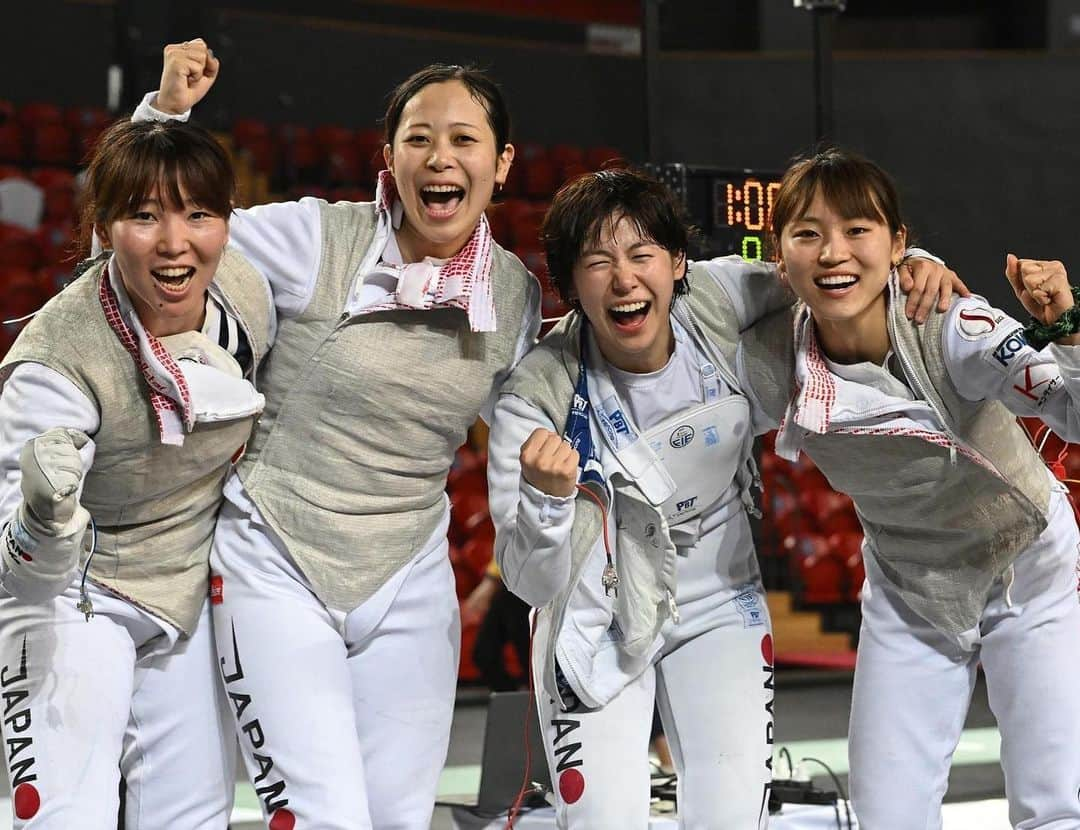 宮脇花綸のインスタグラム：「.  【試合結果】  '22-'23第８戦　ジョージアW杯🇬🇪 個人８位　団体３位🥉  内容・結果ともに大変収穫の多い大会🥕 ピストの上で自分を表現すること、全員で繋いで苦しい時も団体戦を勝ち抜くこと、どちらも成長を感じました！ 素晴らしいチームに感謝です😆  夏はまだまだ長いはず… これからも皆で更に上を目指していきます☝️  Ⓒ日本フェンシング協会/Augusto Bizzi/FIE  #三菱電機 #突け心を#fencing #フェンシング #JAL #KOWA #長谷工コーポレーション #三洋紙業 #タマディック #鈴与 #カラダファクトリー #Impal #伊藤超短波」