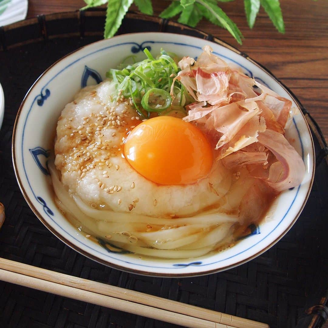 テーブルマークのインスタグラム：「. 夏うどん🎐 【花がつおとろろのぶっかけうどん】 . つるっとなめらかなうどんに、 とろとろの卵や山芋がからんで美味🥚😋✨ . ▼材料（１人分） ❁冷凍「稲庭風うどん」 　または「夏のつるんうどん」：１玉 ❁山芋（すりおろす）：正味50g ❁卵：１個 ❁花がつお：適量（約1.5g） ❁白炒りごま：適量（約小さじ1/4） ❁青ねぎ（小口切り）：適量（５～10g）  【ぶっかけつゆ：作りやすい分量】 ［A］ ❁しょうゆ：大さじ２ ❁みりん：大さじ１～２ ❁砂糖：小さじ1/2 ［B］ ❁顆粒和風だし：小さじ1/2 ❁冷水：100cc . ▼下準備 ・冷凍「稲庭風うどん」または 　冷凍「夏のつるんうどん」はレンジで加熱し、 　冷水でしめてざるにあげておく . ▼作り方 ①ぶっかけつゆを作る 　①小鍋に［A］を入れてひと煮立ちさせる 　②火を止めて［B］を混ぜ合わせ、 　　冷蔵庫で冷やしておく . ②水でしめたうどんを器に盛り付け、 　山芋、卵、花がつお、青ねぎをのせ、 　白炒りごまをちらす . ③①を適量かけて召し上がれ . #うどん #udon #冷凍うどん #さぬきうどん #うどん部 #うどん好き #レシピ #おうちごはん #簡単レシピ #うどんレシピ #アレンジレシピ #今日のごはん #ランチ #ランチメニュー #夕食 #晩御飯 #晩ご飯 #晩ごはん #TableMark #テーブルマーク #ぶっかけうどん #夏うどん #夏 #夏レシピ #夏メニュー」