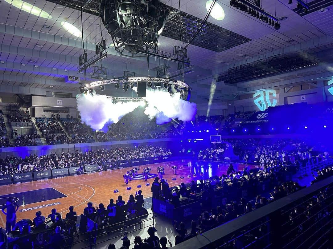 関根ささらさんのインスタグラム写真 - (関根ささらInstagram)「#時差投稿 ⛹️💙 B2 PLAYOFFS Semi-Finals GAME3🔥 #アルティーリ千葉 🆚 #長崎ヴェルカ  @ #千葉ポートアリーナ 🎪⭐️  よろこびさんと一緒にPO SFアルティーリ千葉ホームゲーム見に行ってきました🥹🔥  GAME1を長崎が取り、GAME2はA千葉がカムバック！からのGAME3で来季B1チームが決まるというアツアツの試合🔥🔥  応援クラップでハリセンが破れるくらいめちゃくちゃ応援しました🥹🔥  気付けば今季一番試合を見に行ったアルティーリ、、！一緒に見に行けるお友達がいたのも大きかったけど、何よりバスケットが面白くて毎度観に行くのが楽しみでした🥹💙✨  惜しくもB1昇格とはなりませんでしたが、来季のB2の優勝候補だと思っているので、、！！これからも応援してます🔥 . . . . この試合を以て、長崎ヴェルカはB1昇格決定‼️同時に実施されていた #佐賀バルーナーズ 🆚 #西宮ストークス の試合結果により、佐賀と長崎が揃って九州のB1クラブとして昇格が決定し、翌週のプレーオフファイナルで佐賀の優勝が決定しました🏆🌈  両クラブに関わる全ての皆様、おめでとう御座います！！！来季のB1の台風の目になること間違いなし……西地区激アツ……🥹🔥🔥🔥 . . . . #bleague #Bリーグ #bリーグ観戦 #バスケ観戦 #スポーツ観戦 #試合観戦 #バスケ女子 #altirichiba #nagasakivelca #b2league」6月6日 11時52分 - sasarasekine