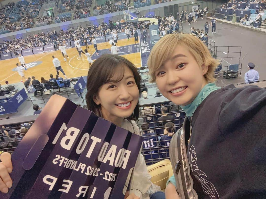 関根ささらさんのインスタグラム写真 - (関根ささらInstagram)「#時差投稿 ⛹️💙 B2 PLAYOFFS Semi-Finals GAME3🔥 #アルティーリ千葉 🆚 #長崎ヴェルカ  @ #千葉ポートアリーナ 🎪⭐️  よろこびさんと一緒にPO SFアルティーリ千葉ホームゲーム見に行ってきました🥹🔥  GAME1を長崎が取り、GAME2はA千葉がカムバック！からのGAME3で来季B1チームが決まるというアツアツの試合🔥🔥  応援クラップでハリセンが破れるくらいめちゃくちゃ応援しました🥹🔥  気付けば今季一番試合を見に行ったアルティーリ、、！一緒に見に行けるお友達がいたのも大きかったけど、何よりバスケットが面白くて毎度観に行くのが楽しみでした🥹💙✨  惜しくもB1昇格とはなりませんでしたが、来季のB2の優勝候補だと思っているので、、！！これからも応援してます🔥 . . . . この試合を以て、長崎ヴェルカはB1昇格決定‼️同時に実施されていた #佐賀バルーナーズ 🆚 #西宮ストークス の試合結果により、佐賀と長崎が揃って九州のB1クラブとして昇格が決定し、翌週のプレーオフファイナルで佐賀の優勝が決定しました🏆🌈  両クラブに関わる全ての皆様、おめでとう御座います！！！来季のB1の台風の目になること間違いなし……西地区激アツ……🥹🔥🔥🔥 . . . . #bleague #Bリーグ #bリーグ観戦 #バスケ観戦 #スポーツ観戦 #試合観戦 #バスケ女子 #altirichiba #nagasakivelca #b2league」6月6日 11時52分 - sasarasekine