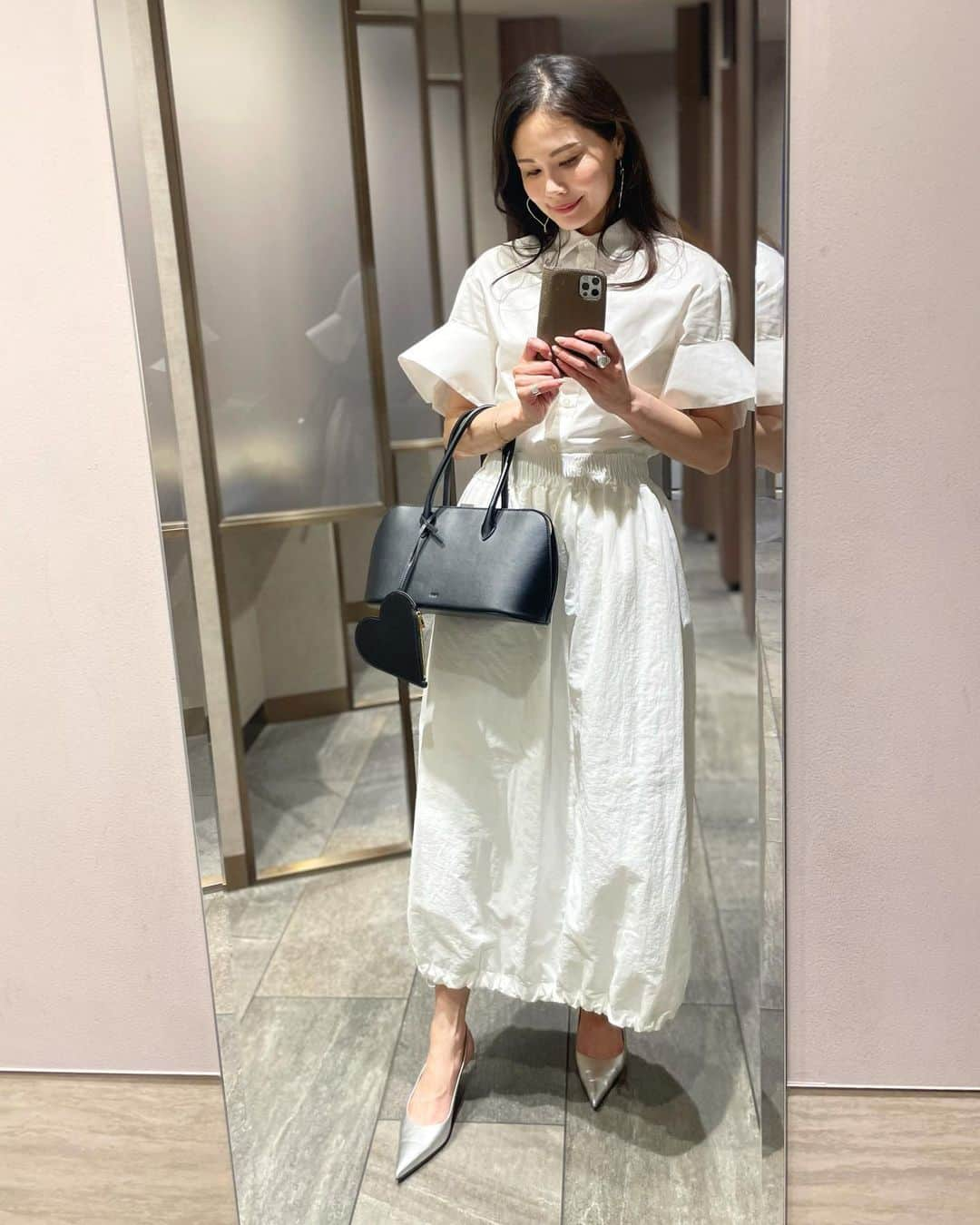 chinatsu614さんのインスタグラム写真 - (chinatsu614Instagram)「Upgrade my wardrobe with new white shirt. #alors #ella_webshop #dolcegabbana #lanicouture #vasic #jilsander  ・ ・ ・  丸く広がったビッグカフスが可愛い @alors_parisfr のホワイトシャツをやっと初おろし。  買って良かった一着♥︎」6月6日 11時54分 - chinatsu614