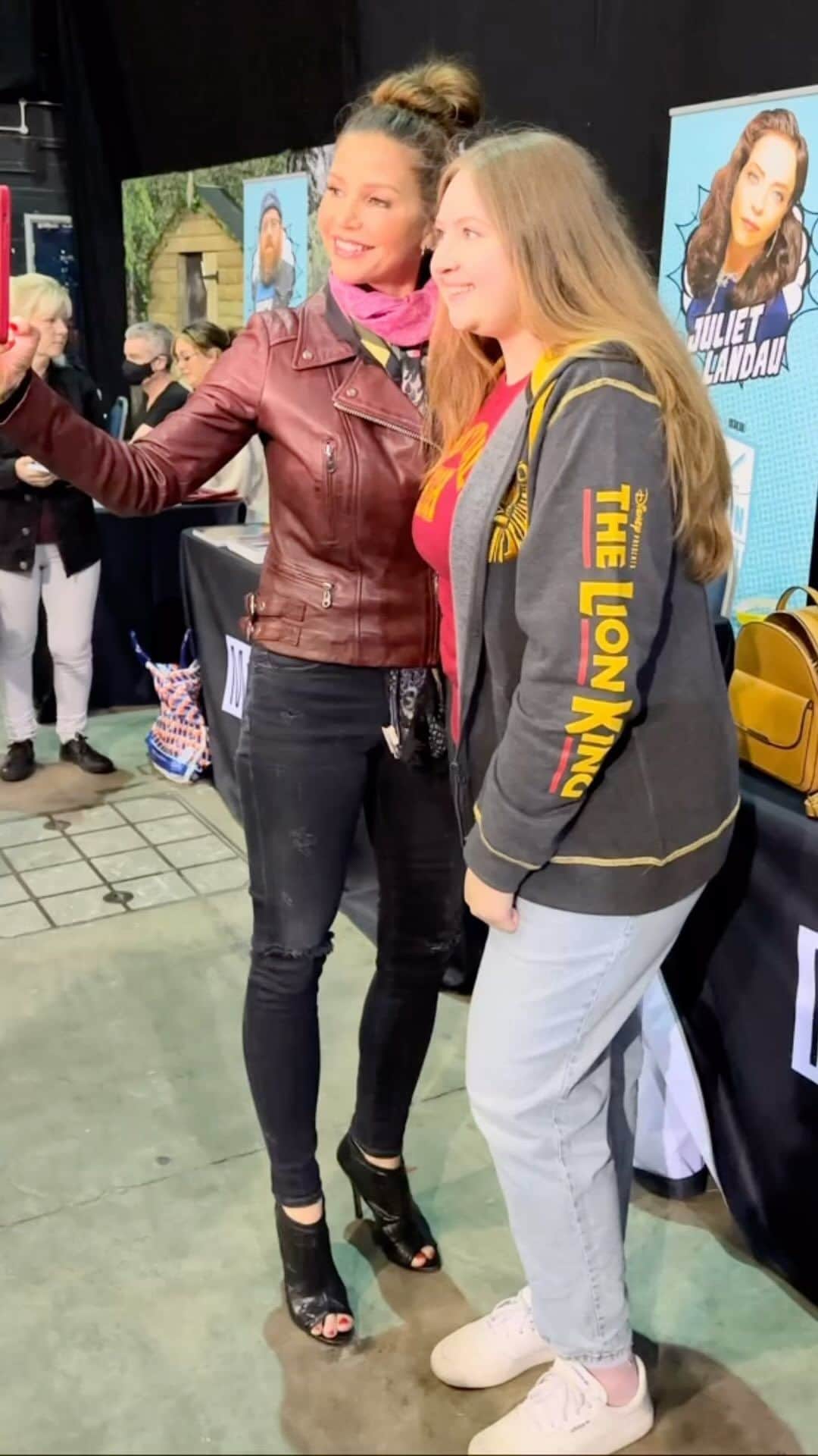カリスマ・カーペンターのインスタグラム：「That’s a wrap! Thank you again to: all the amazing fans; handler @mayaellender ;  @aautographing  rep, @landonjohnholmes; volunteers; the promoters @monopolyevents; James and Juliette; the other guests with whom I met and chatted.  It’s a wonderful thing to also bring my stepmom Patti along (my Dad on the last trip to Germany)  The memories will live on! Here’s to living life in color. ✨😊✨👋🇬🇧」