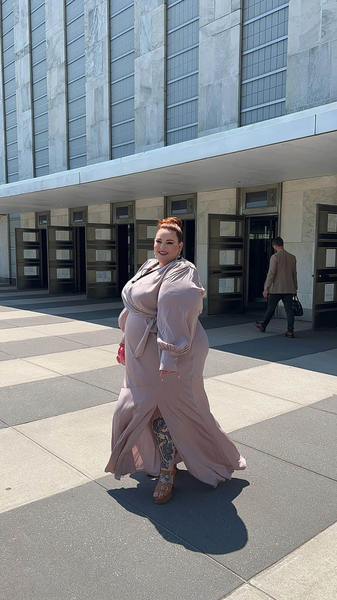 テス・ホリデーのインスタグラム：「Just a Mississippi girl with a big heart (& loud mouth!) walking into the @unitednations to speak at the first World Eating Disorders Action Day luncheon hosted by @alliancefored @mentalhealthcoalition @dove 🥹🤍  I’m definitely going to be sharing more from this beautiful day throughout the week, and I’m so grateful to @reddonovan (who I definitely didn’t cry when I met🫣), Dr. Bryn Austin, @harvardstriped, Abhilash Patel, @withinhealth, Schuyler Bailer, @pinkmantaray, @sophiegregoiretrudeau & @johannakandel for sharing in the discussion about why eating disorders urgently need to be part of the general mental health conversation.   I love you all, even those of you I don’t know. No one should have to battle this disease alone & hoping this helps us make sure #notonemore is lost. ❤️ #unitednations #advocacy #mentalhealthmatters #mentalhealth #effyourbeautystandards」