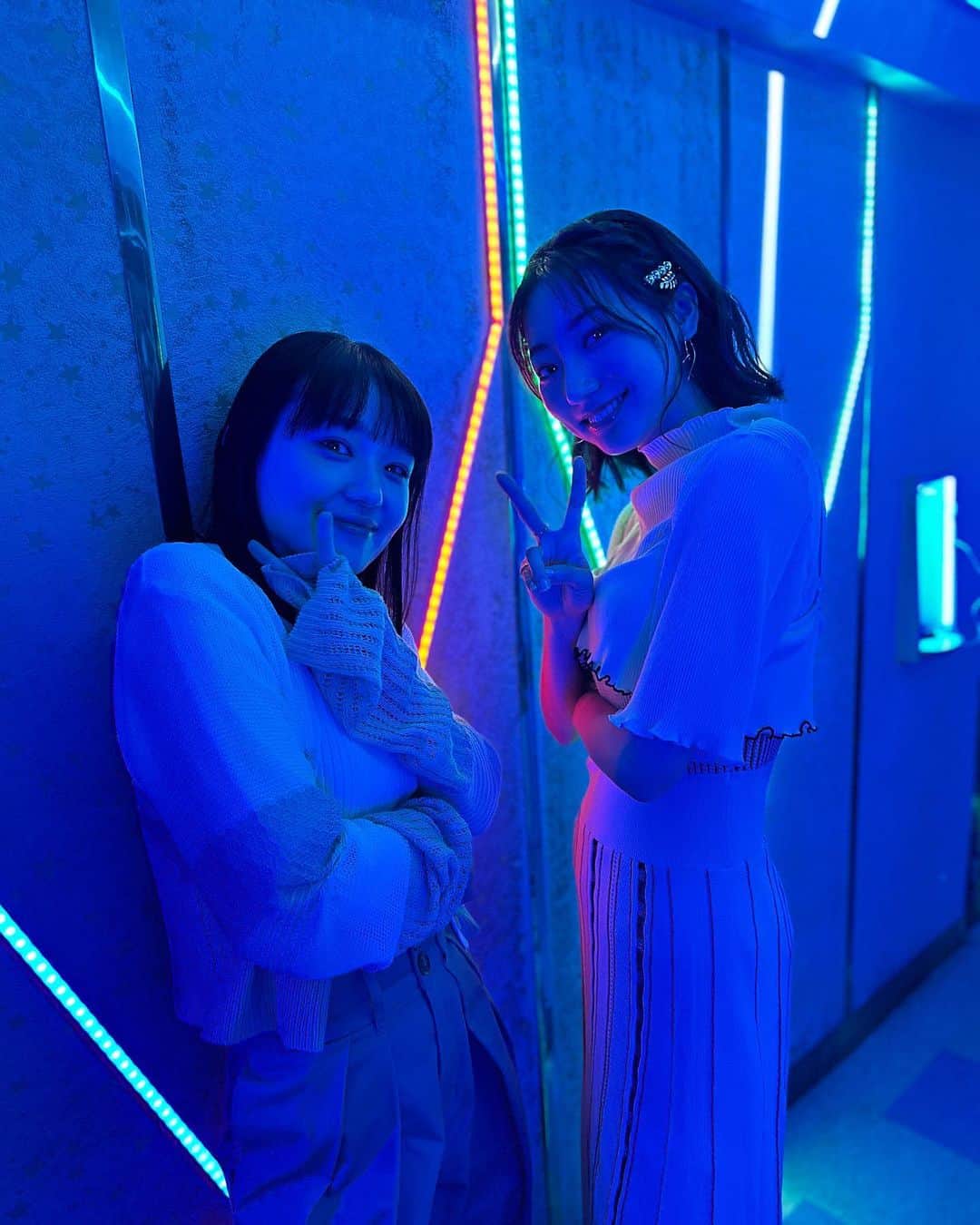 あなたがしてくれなくてものインスタグラム：「． 🫧オフショットをお届け🫧  ７話から カラオケのネオンに照らされ クールにキメるみちと華を📸  #あなたがしてくれなくても  #奈緒  #武田玲奈   📣 ８話の #TVer 見逃し無料配信は 　　次回放送まで！ 　　まだの方ももう一度見たい方も 　　お見逃しなく👀✨ 📺１〜３話も変わらず無料配信中 　　プロフィール欄のリンクからチェック！」