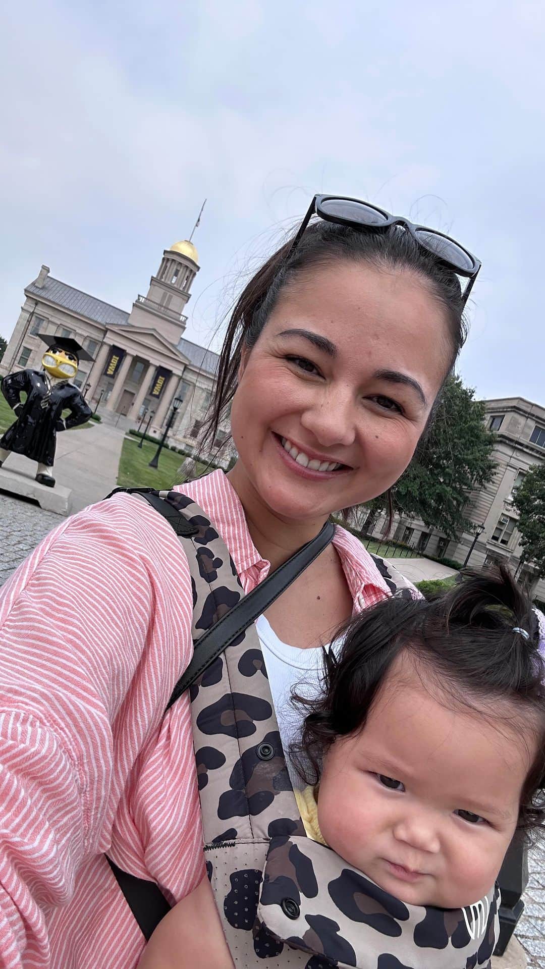 エリナ シルカのインスタグラム：「and let’s go hawks 🖤💛 母校らぶ」