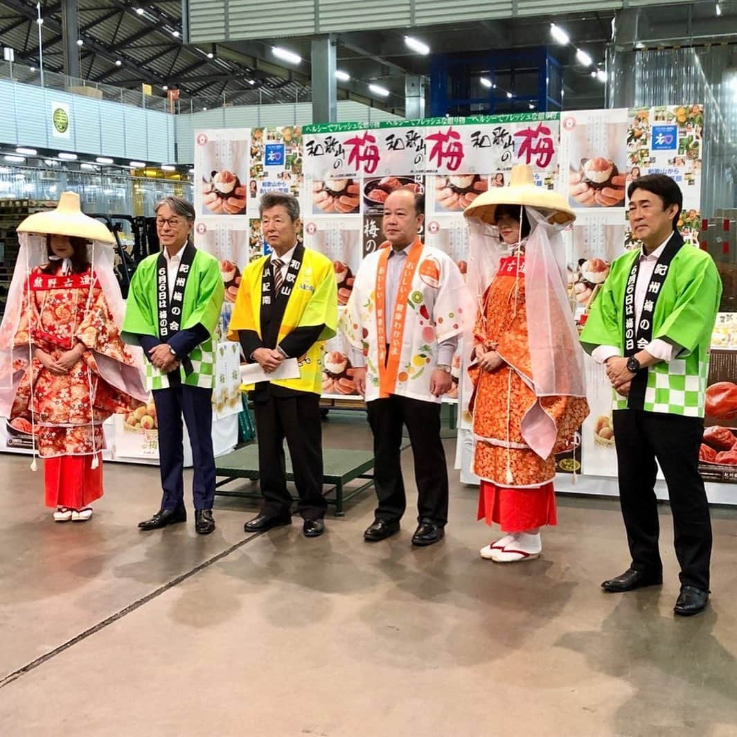 和歌山県食品流通課さんのインスタグラム写真 - (和歌山県食品流通課Instagram)「東京都中央卸売市場 大田市場にて梅のトップセールスを開催‼️  本日６月６日「梅の日」に合わせて、青果物の取扱が日本一の大田市場で「紀州梅の会」主催による梅のトップセールスが開催されました🌟  会長の真砂田辺市長や、副会長の山本JA紀南代表理事組合長、県からは山本農林水産部長が出席し、梅加工品の紹介や青梅の展示を行いました。  平安衣装に身を包んだ梅娘からは、梅干や梅シロップを作れるセットなどを配布しました🌸  #梅  #6月6日  #梅の日  #大田市場  #トップセールス  #梅娘  #なんて素敵な和歌山なんでしょう  #和歌山県  #wakayama  #insta_wakayama  #おいしい健康わかやま  #tasty_healthy_wakayama」6月6日 12時07分 - tasty_healthy_wakayama